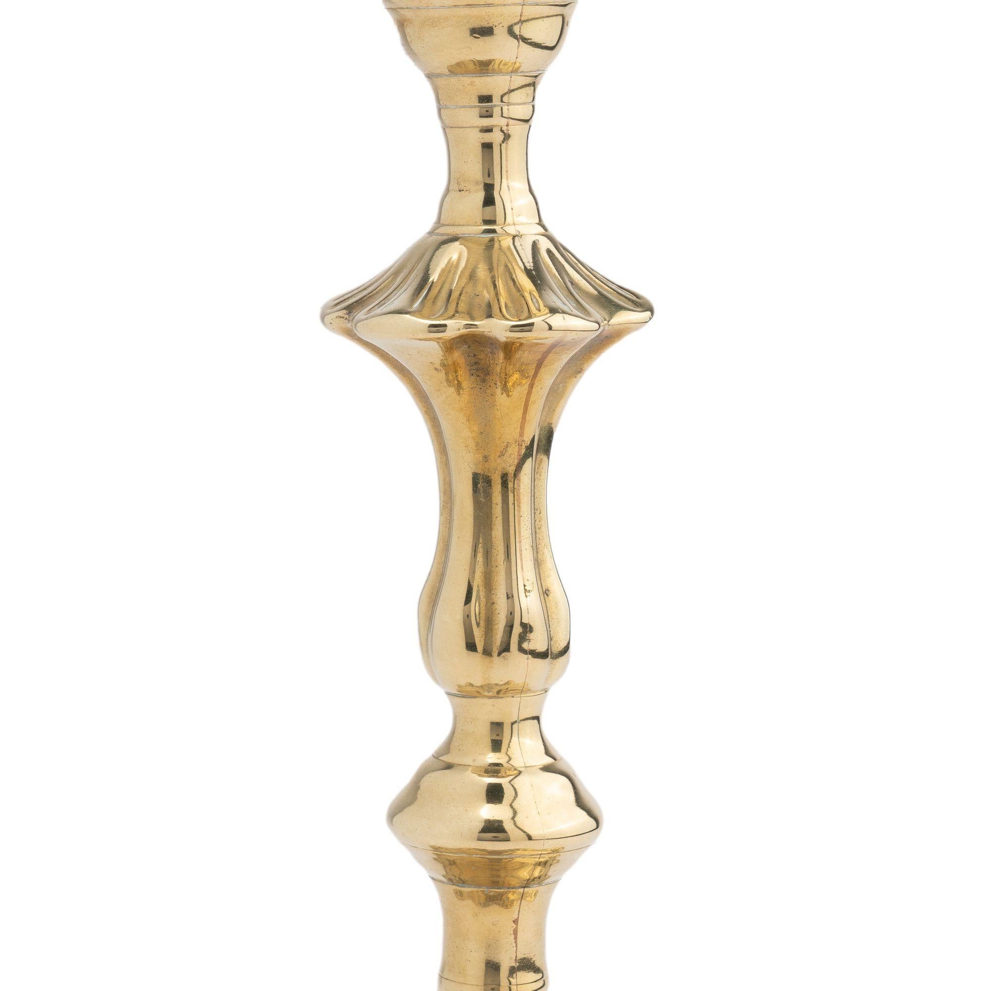 18th Century English shell base Queen Anne candlestick, 1760 For Sale