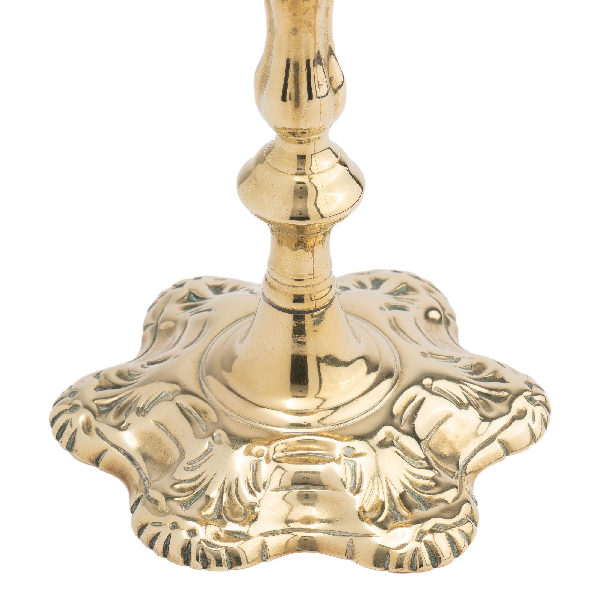 English shell base Queen Anne candlestick, 1760 For Sale 1
