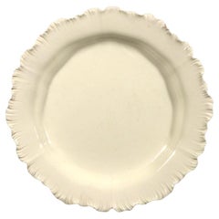 Plato inglés de cerámica cremosa con borde de concha