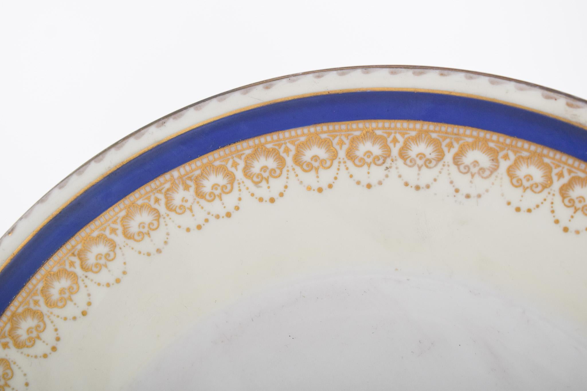 Britannique Assiette anglaise en porcelaine de Shelley à décor polychrome en vente