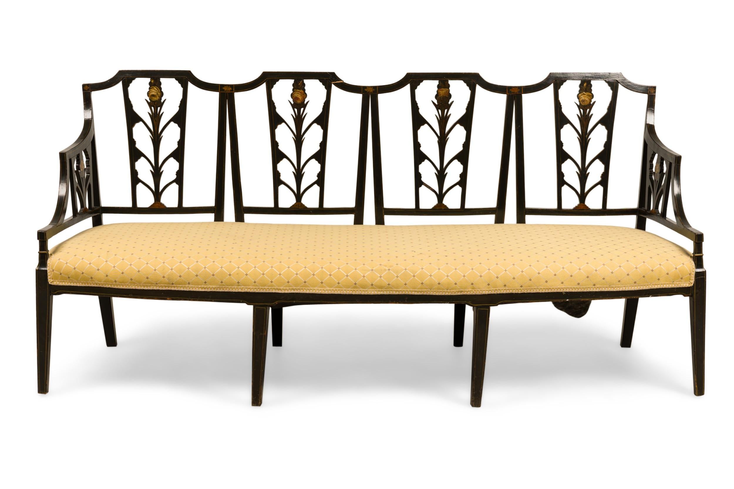 Causeuse anglaise de style Sheraton (19ème siècle) à dossier ouvert sculpté à 4 boucliers, laquée noire, avec coussin d'assise beige.