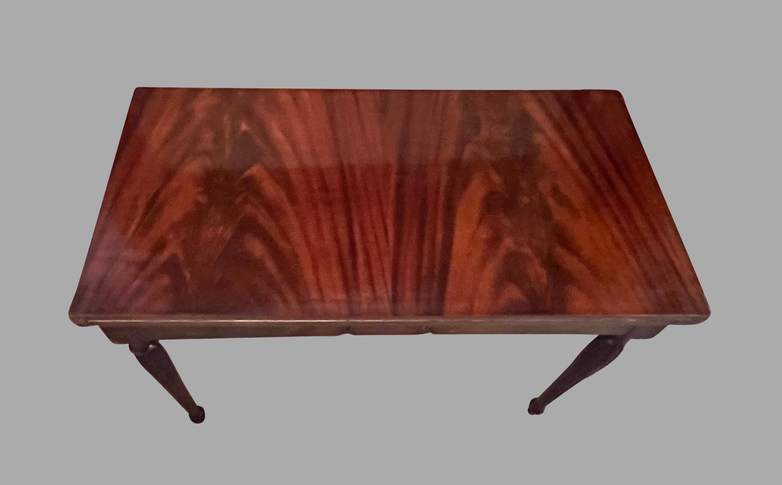 Englischer Sheraton-Mahagoni-Spieltisch mit Flip-Top und vergoldeter Lederplatte  (18. Jahrhundert) im Angebot