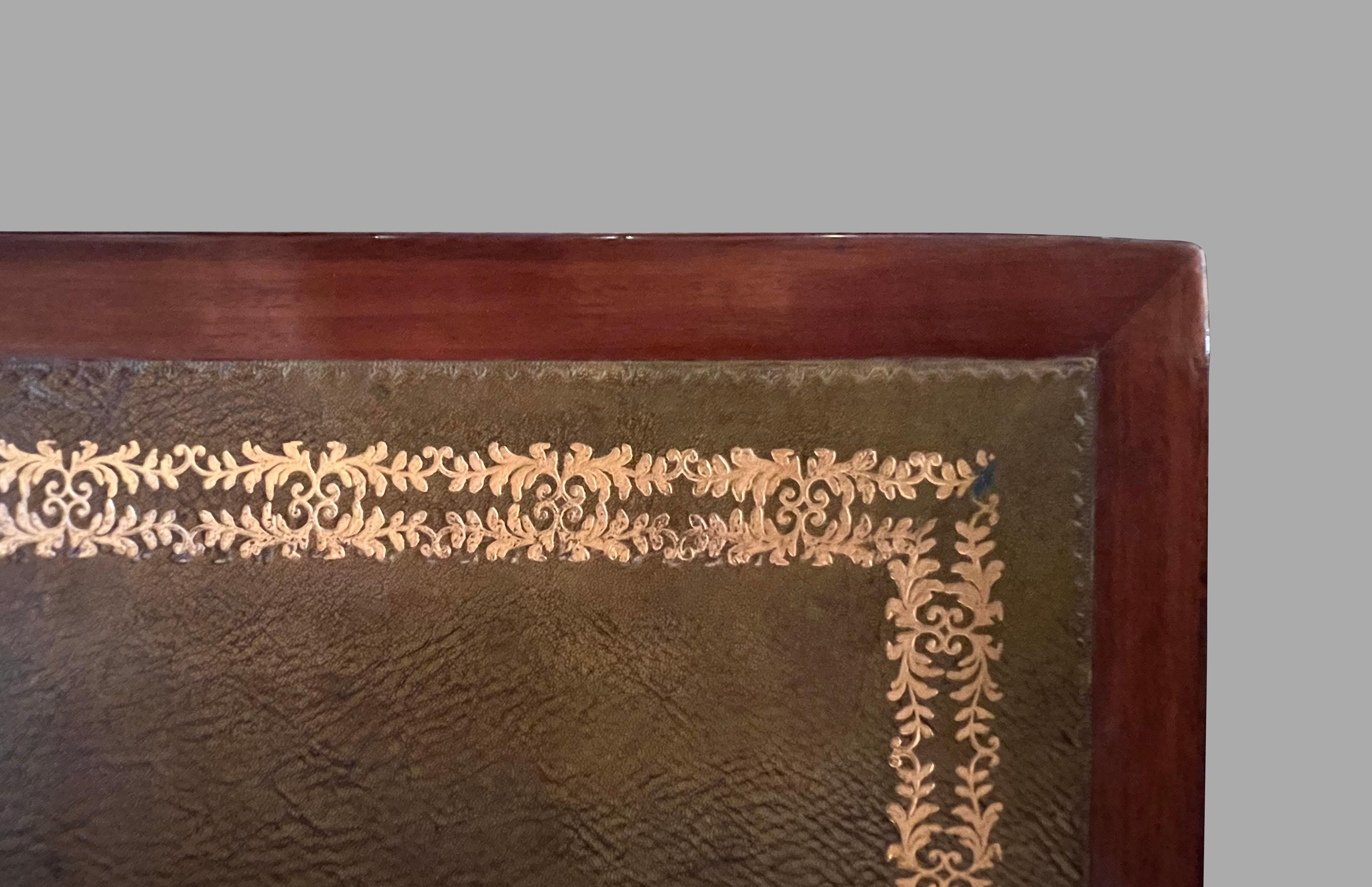 Table de jeu anglaise Sheraton en acajou à plateau rabattable avec plateau en cuir doré  en vente 1