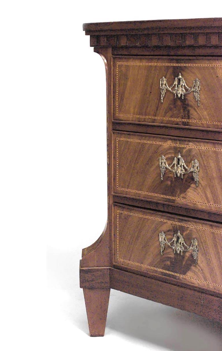 Scrivania inglese del XIX secolo in stile Sheraton in mogano chiaro con piano in pelle ovale e finiture intarsiate.