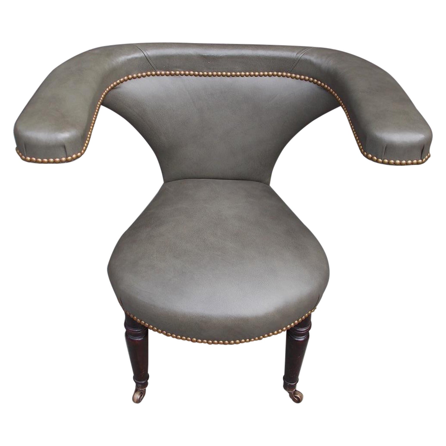 Sedia da combattimento Sheraton inglese in pelle di mogano con rivestimento originale. Rotelle, C 1830