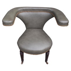 Sedia da combattimento Sheraton inglese in pelle di mogano con rivestimento originale. Rotelle, C 1830