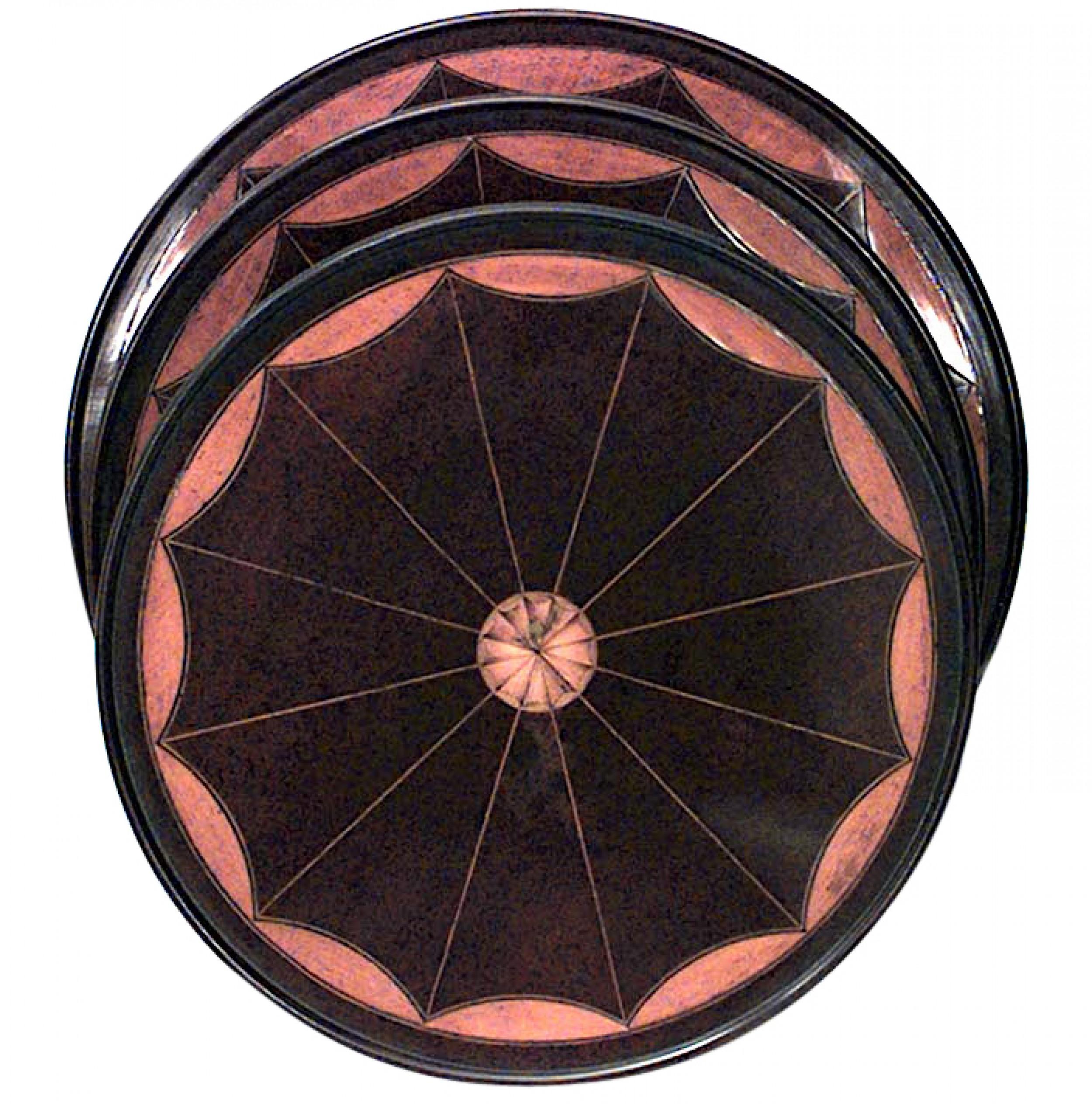 Table d'appoint Sheraton (18/19ème siècle) en acajou et bois satiné incrusté, avec trois étagères rondes.
