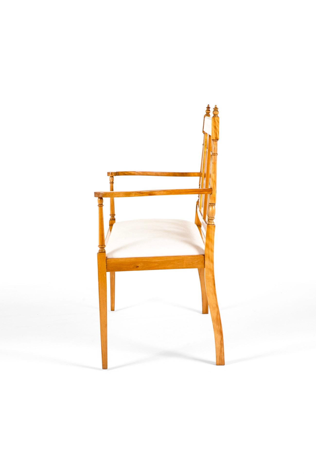 Englischer Sheraton Revival Salonsitz oder Sofasitz (Handgefertigt) im Angebot