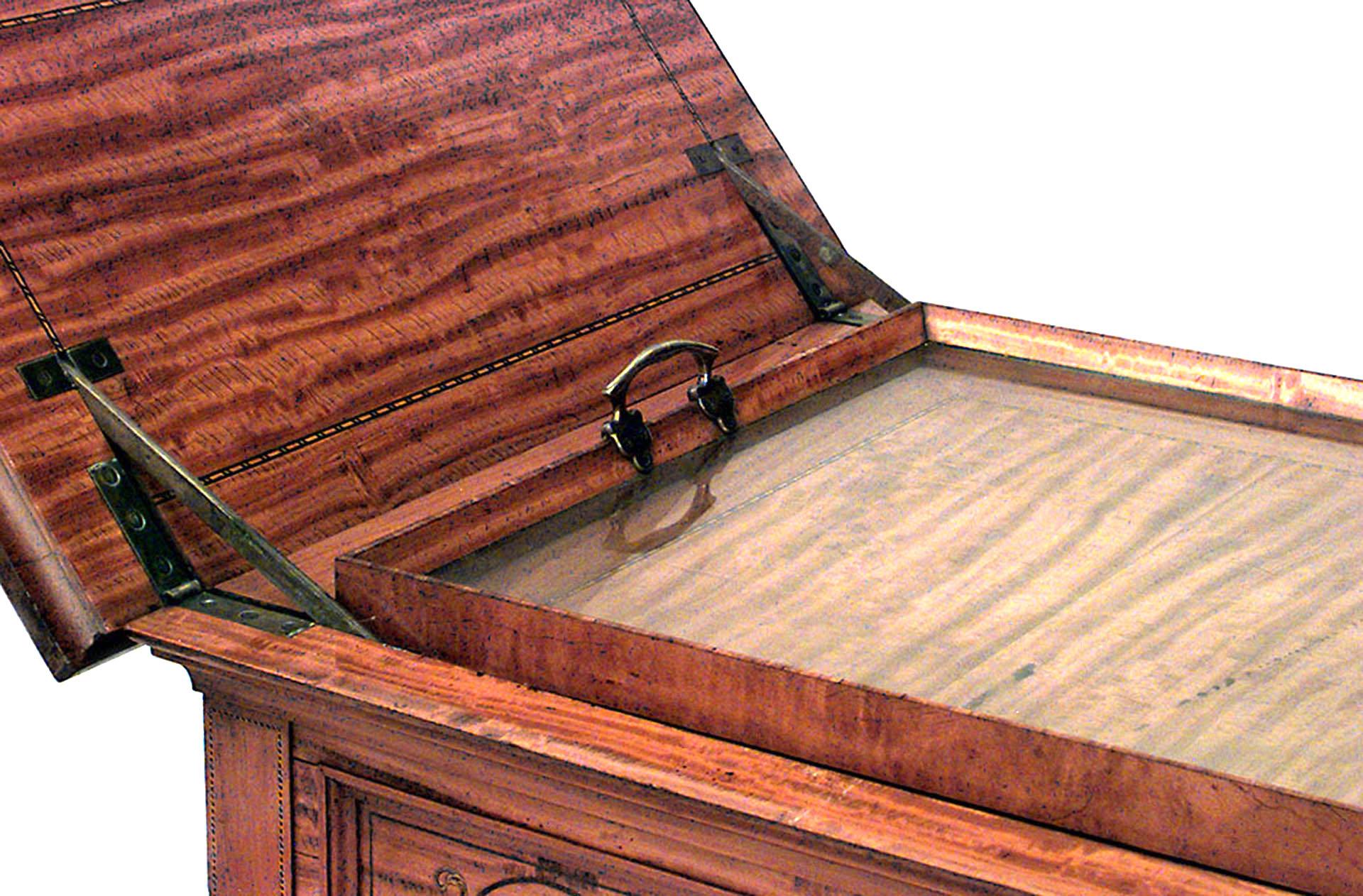 Englisches quadratisches Tablett aus Sheraton-Satinholz (19. Jahrhundert) im Angebot