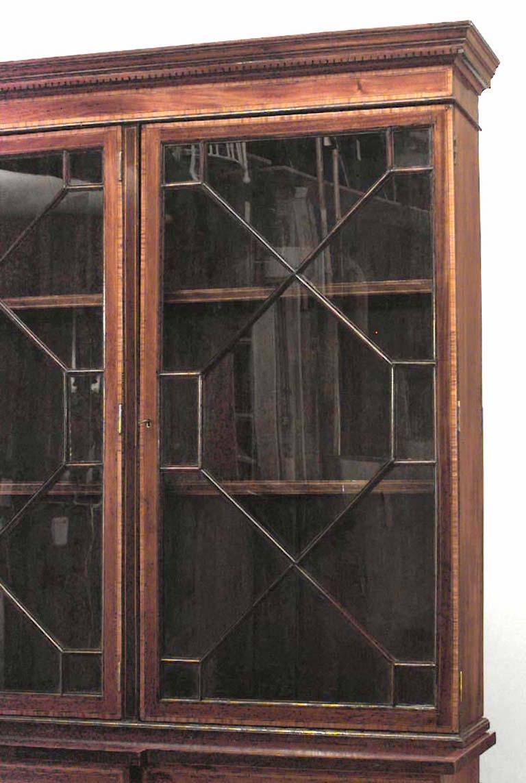 Englischer Schrank im Sheraton-Stil (18./19. Jh.) aus Mahagoni und Satinholz mit 3 Türen im unteren Teil und 3 Glastüren im oberen Teil.
