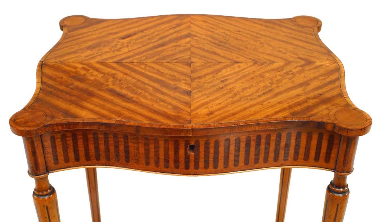 Table de couture de style Sheraton anglais (19e siècle) en bois de satin et acajou cannelé marqueté, avec plateau à bascule et brancard de forme serpentine.
