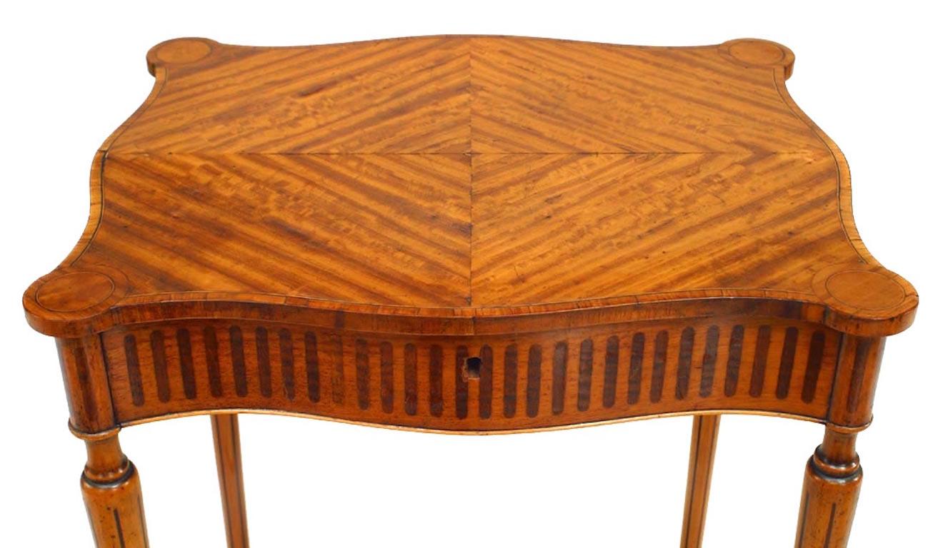 Tavolo da cucito inglese in stile Sheraton (XIX secolo) in legno di raso e mogano scanalato e intarsiato, con piano ribaltabile e barella a forma di serpentina.
