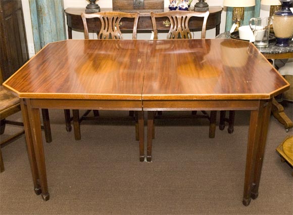 English Sheraton Style Mahogany Dining Table In Good Condition For Sale In Los Angeles, CA