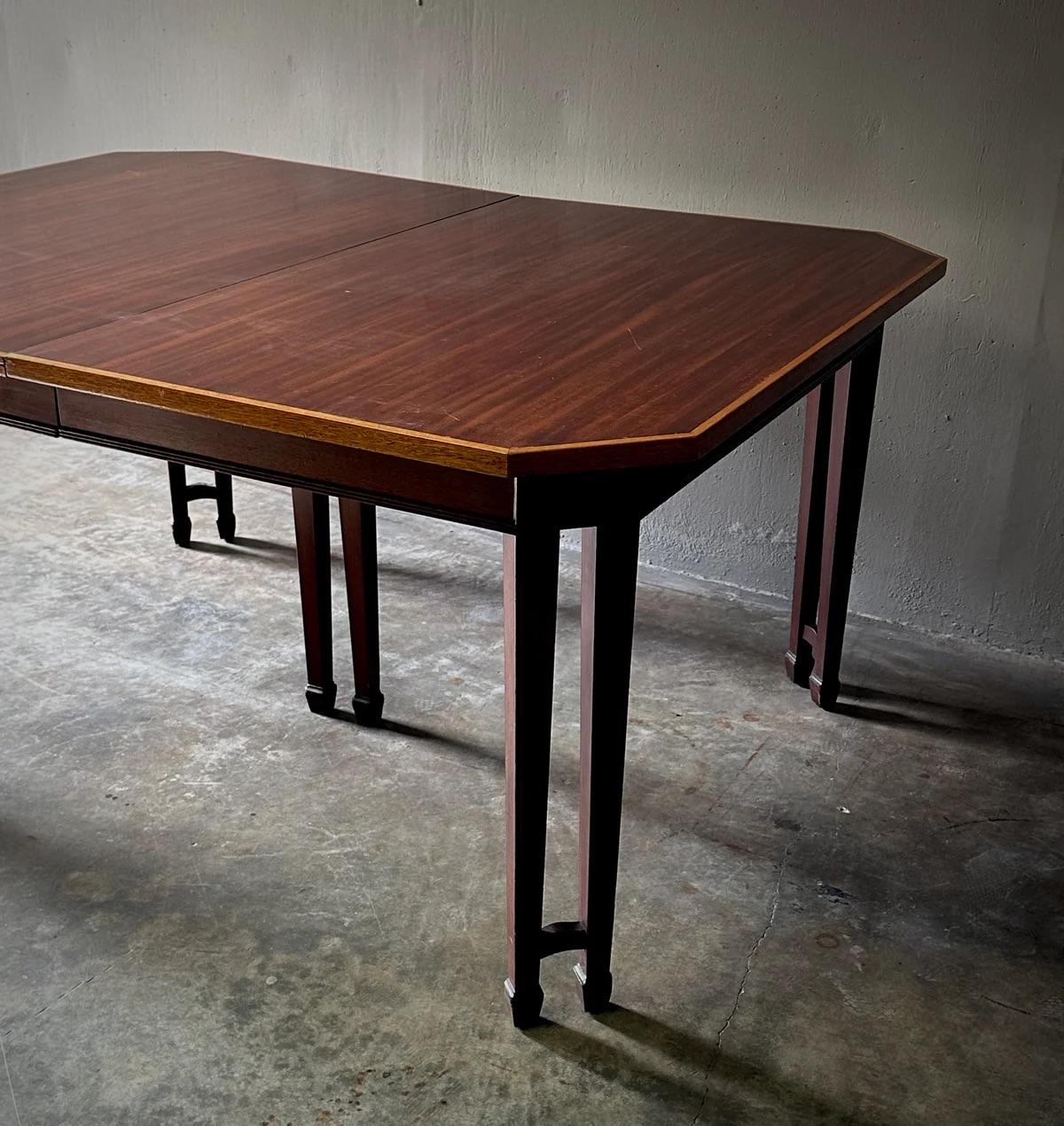 English Sheraton Style Mahogany Dining Table In Good Condition For Sale In Los Angeles, CA