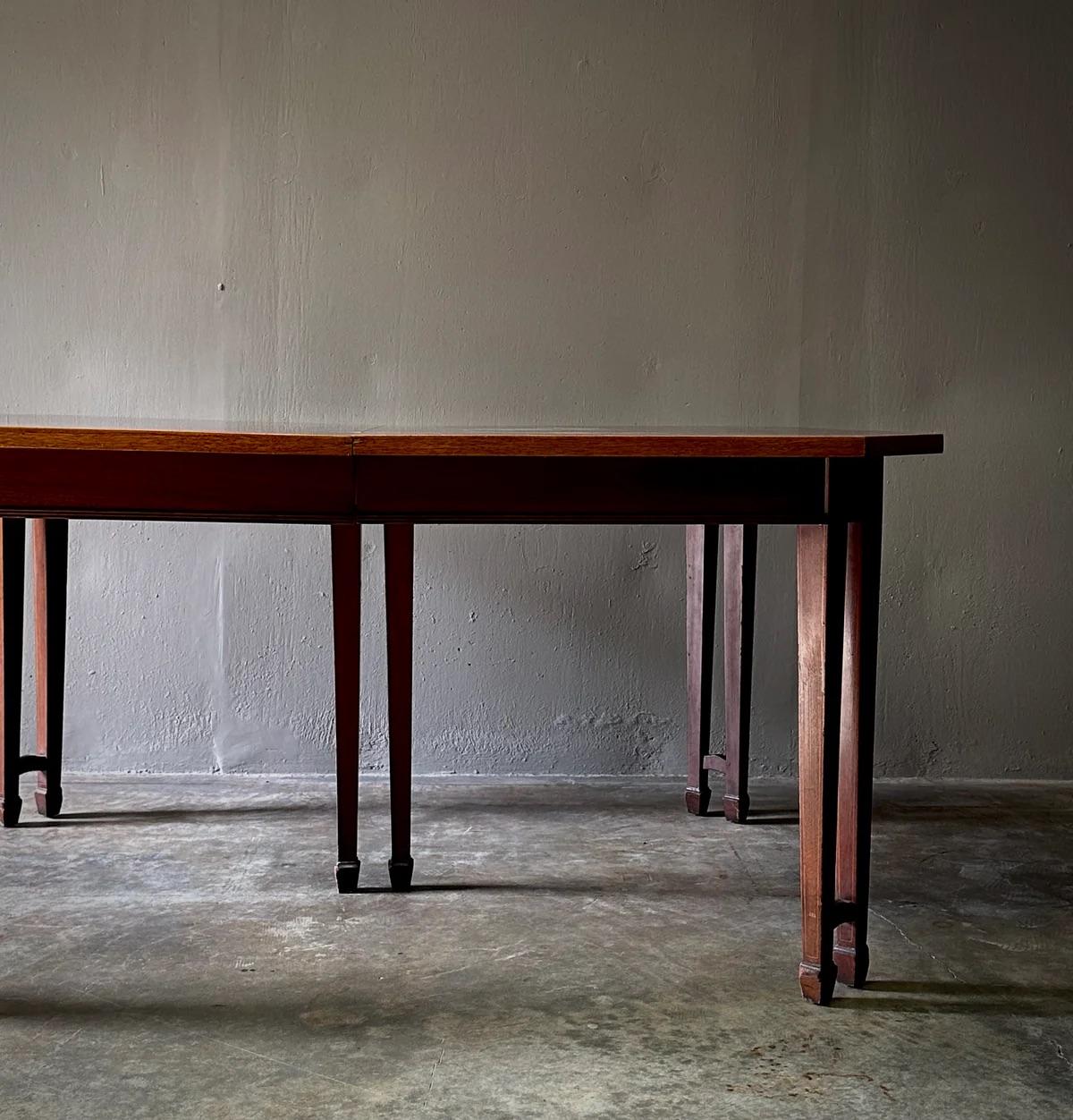 19th Century English Sheraton Style Mahogany Dining Table For Sale