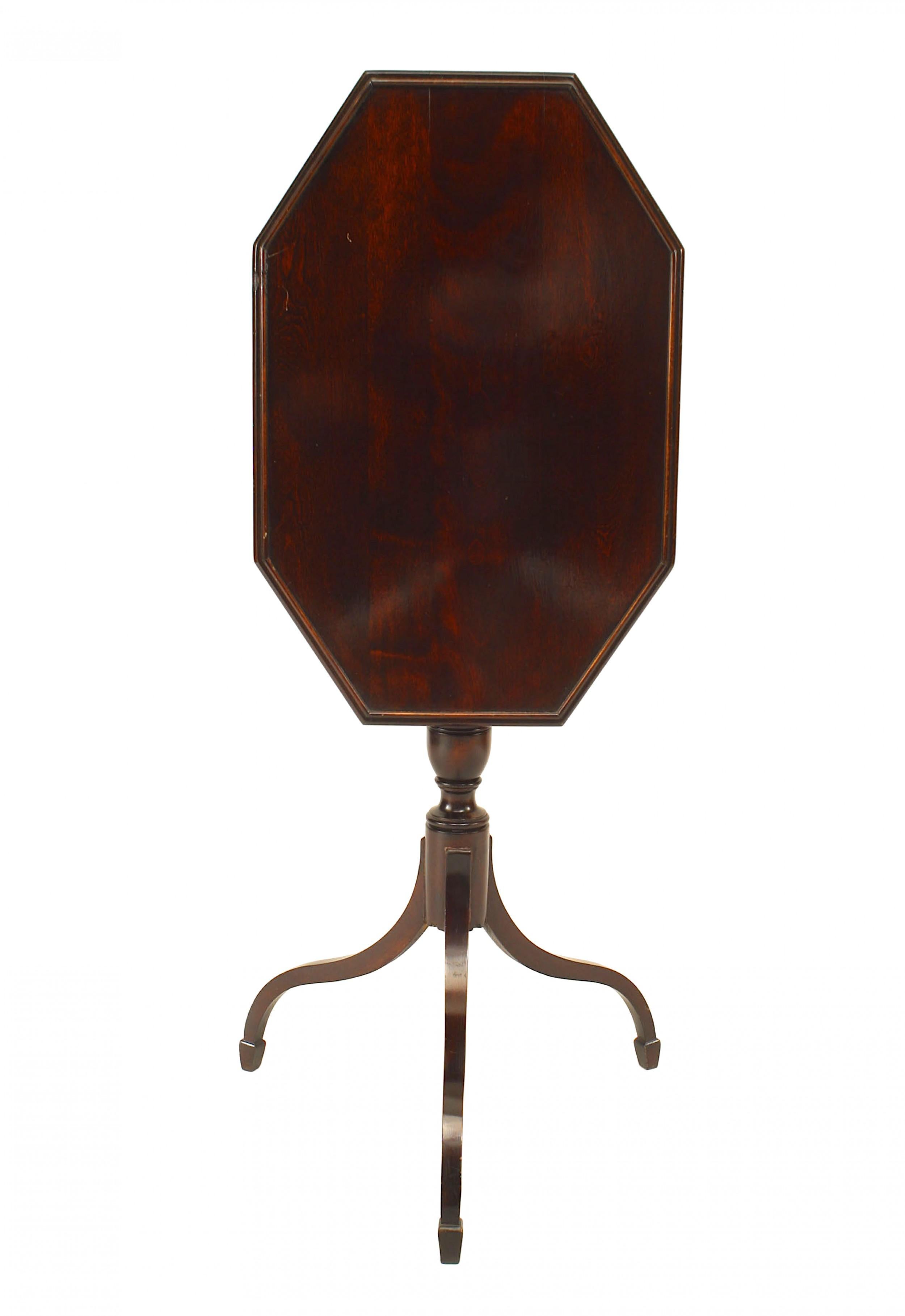 Table d'appoint de style Sheraton (19e siècle) en acajou de forme octogonale à plateau basculant et à base de piédestal reposant sur 3 pieds.