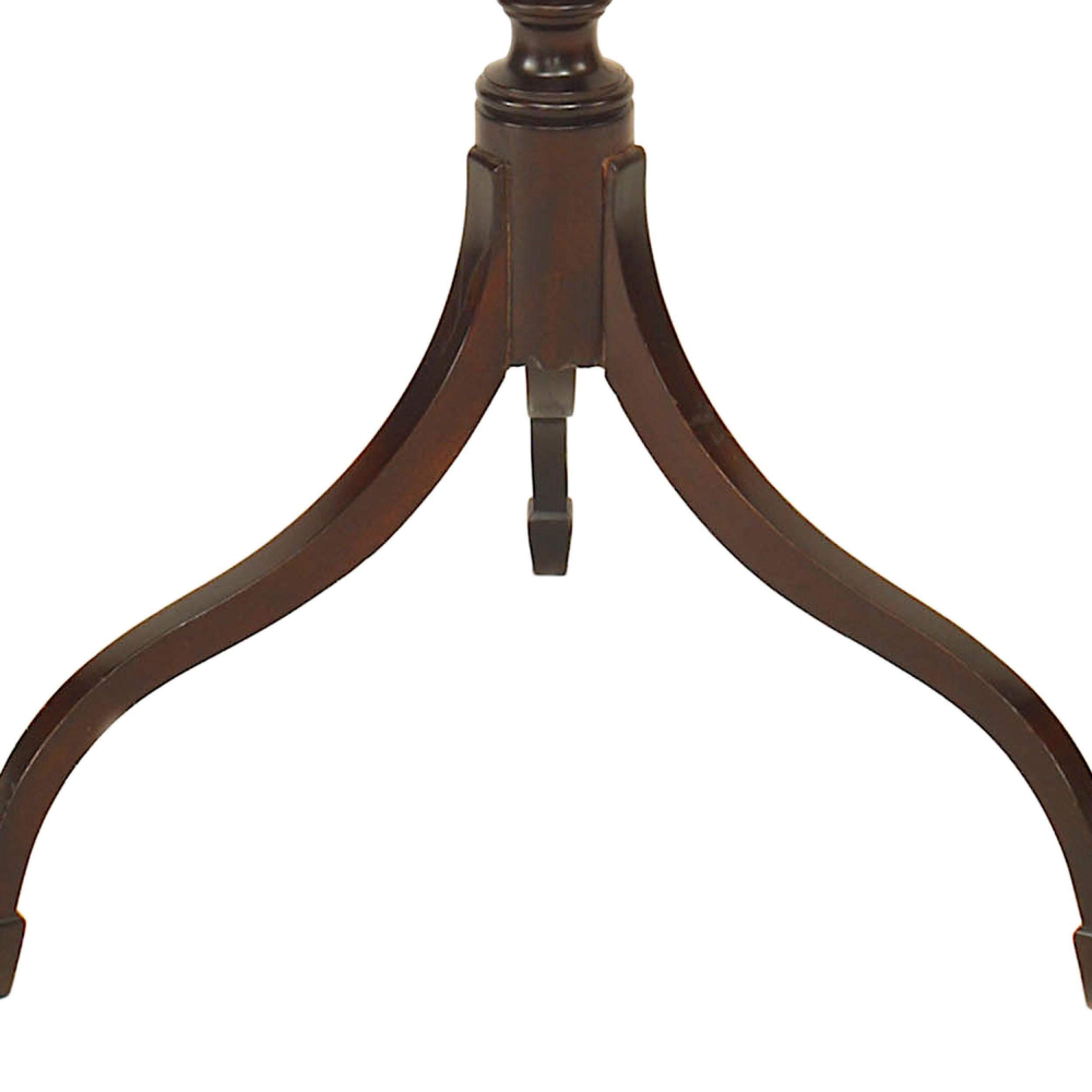 Britannique Table d'appoint anglaise en acajou de style Sheraton en vente