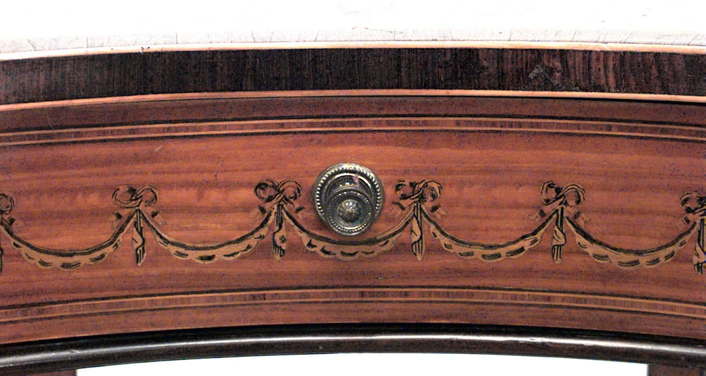 Table d'appoint de style Sheraton anglais (19e siècle) en bois de satin et marqueterie en forme de rein avec étagère.
