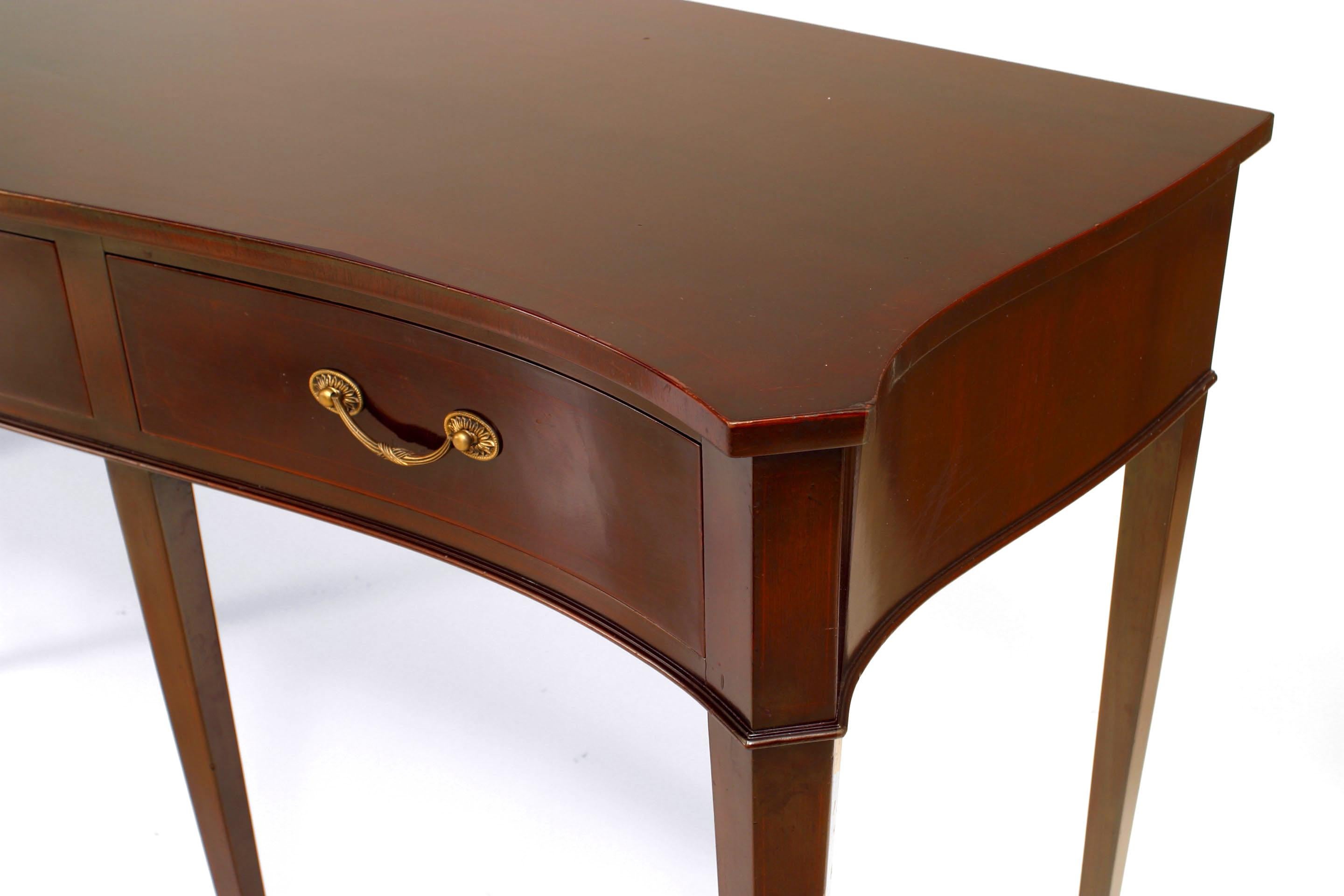English Sheraton-style (20th Century) mahogany serpentine front console table with 3 drawers with brass hardware and banded inlay.
