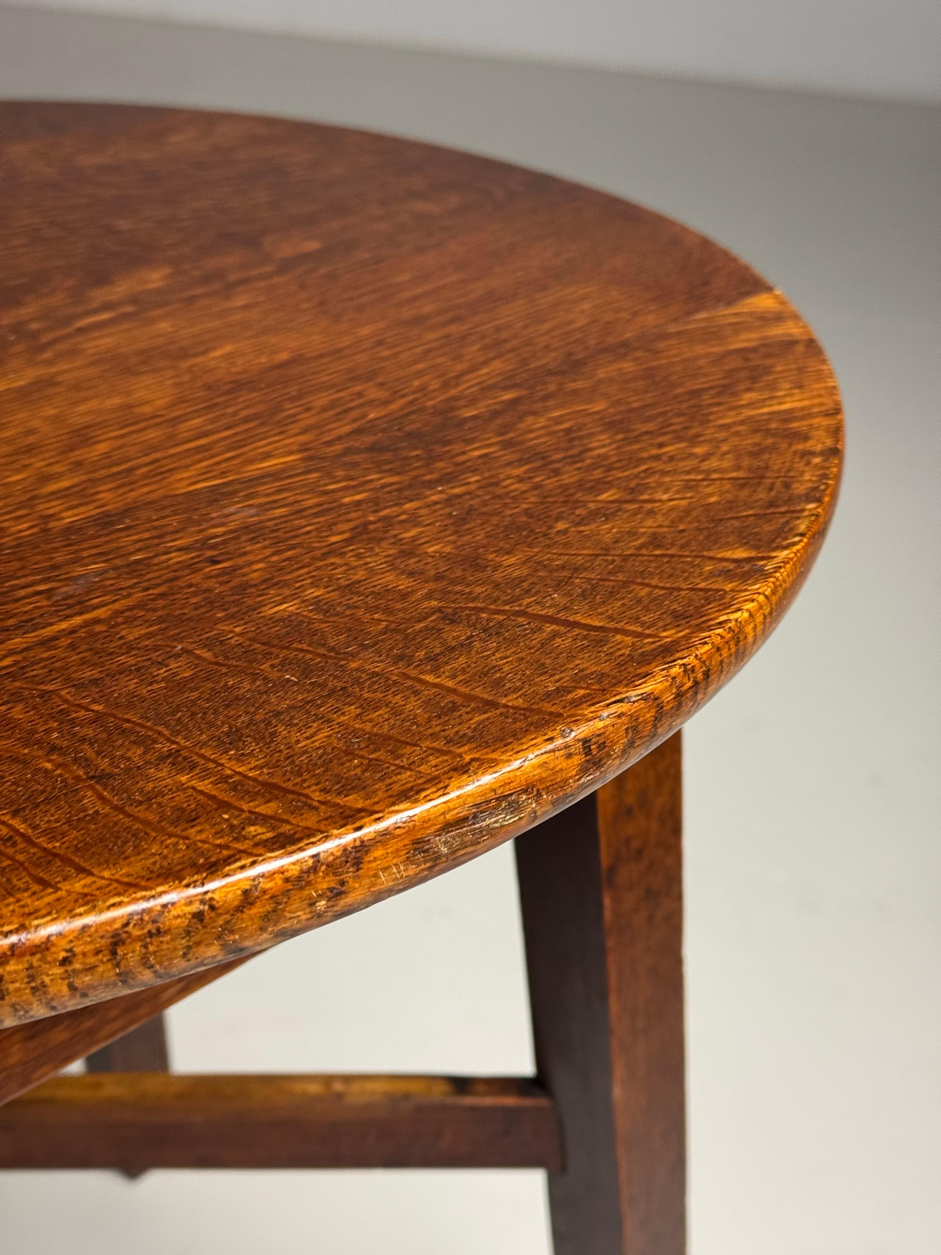 Mesa auxiliar inglesa. Ca. 1900. Hecho de roble macizo. En muy buen estado.

Dimensiones: 61H x 60,5ø