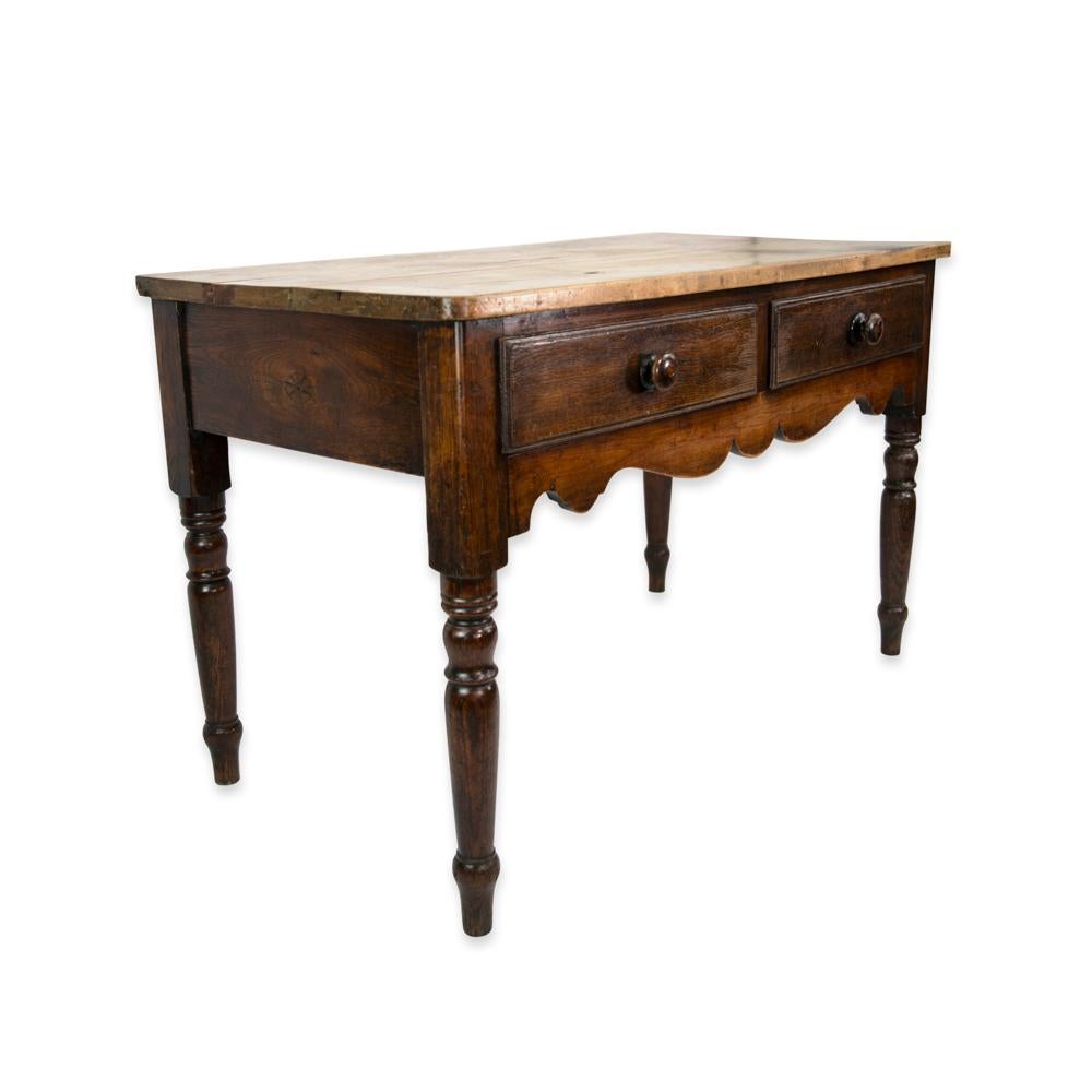 Petit buffet ou table d'appoint  avec tablier festonné, 2 tiroirs en très bon état. 