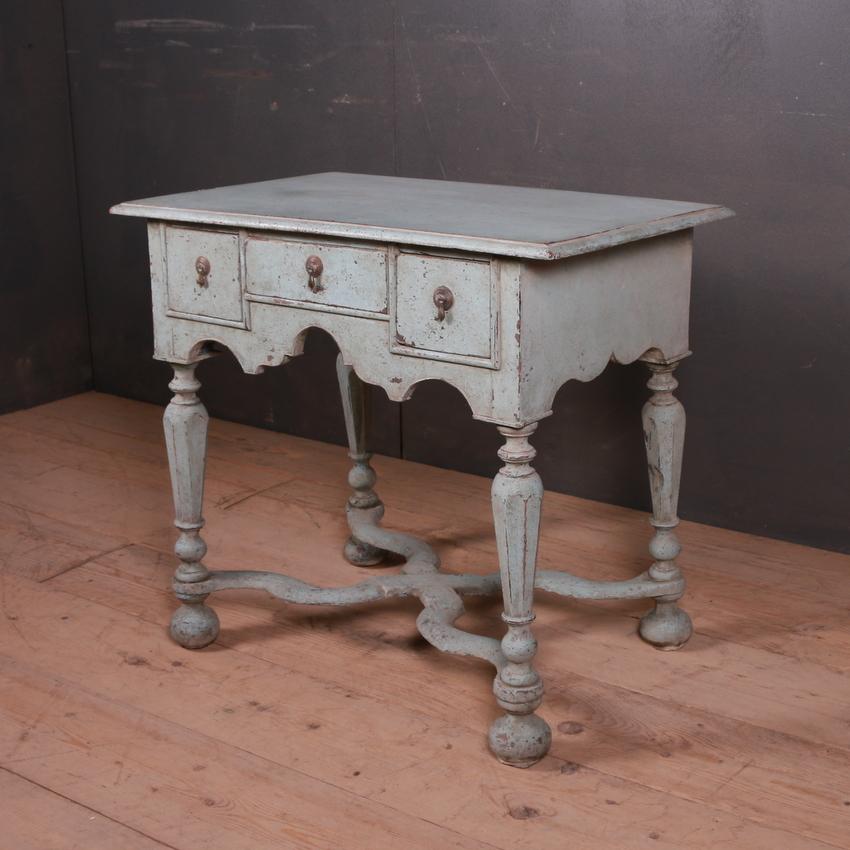 Good early 19th century painted oak side table with three drawers, 1820.

Dimensions
29.5 inches (75 cms) wide
19.5 inches (50 cms) deep
27.5 inches (70 cms) high.