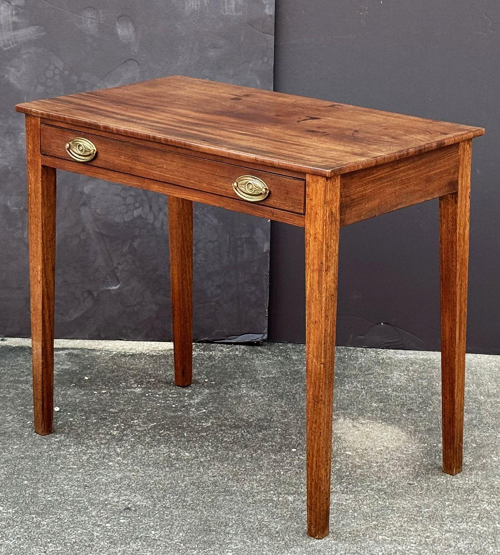 Table d'appoint ou bureau anglais en acajou de la période géorgienne en vente 3