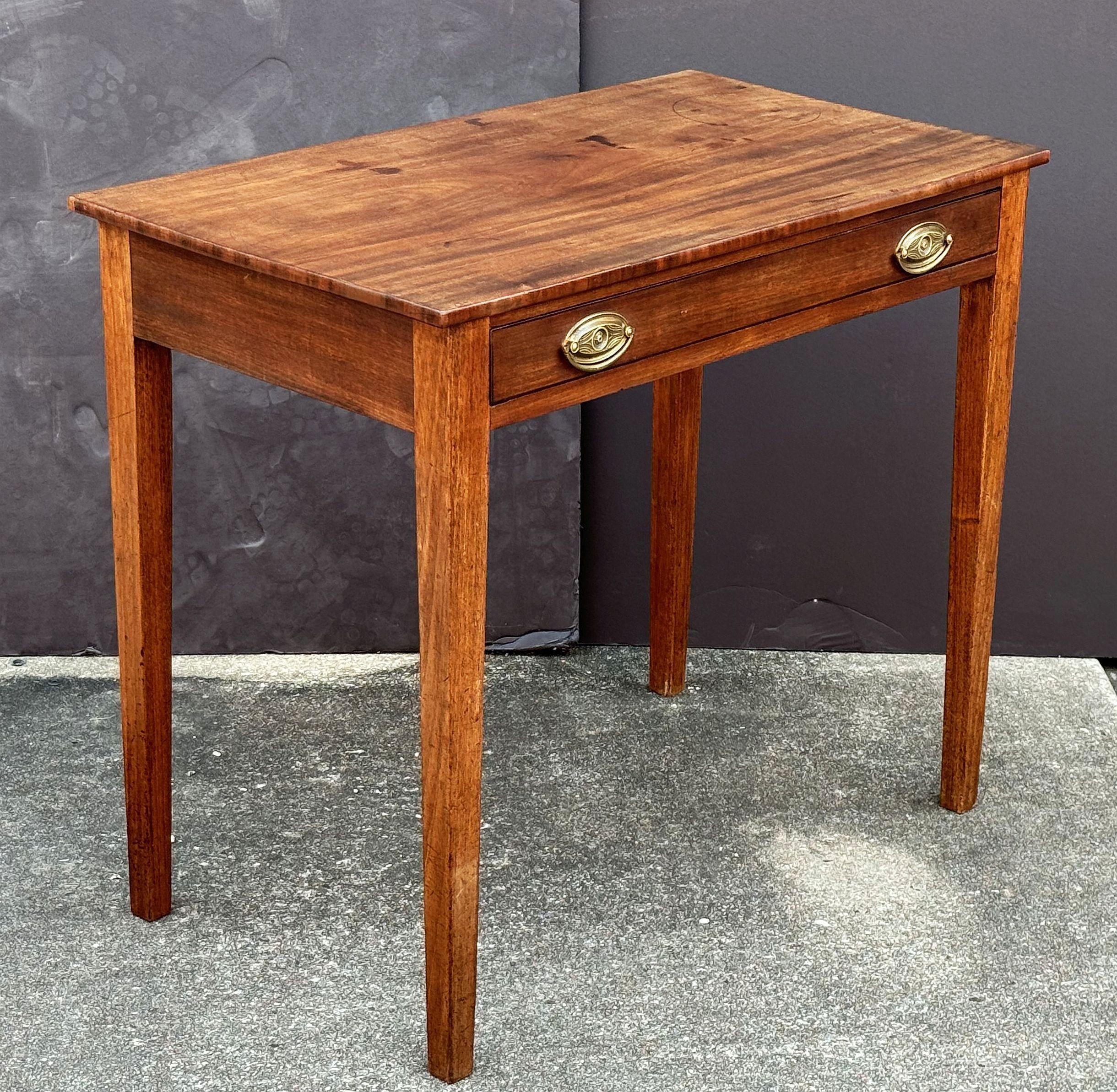 Table d'appoint ou bureau anglais en acajou de la période géorgienne, avec un plateau rectangulaire surmontant une frise d'un long tiroir avec des ferrures en laiton, le tout reposant sur quatre pieds effilés.

Dimensions : H 28.88  po x L 33,63 po
