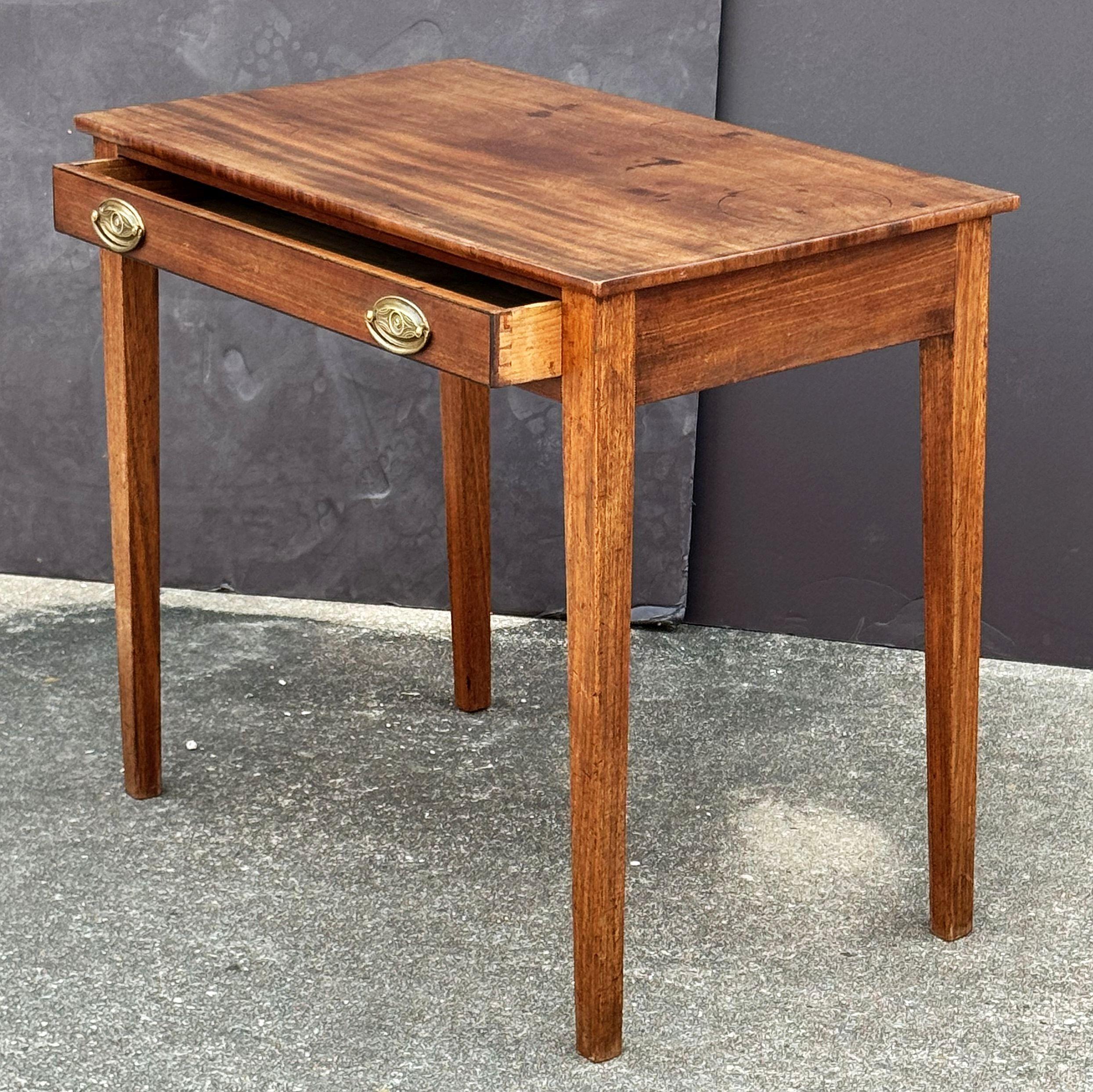 Table d'appoint ou bureau anglais en acajou de la période géorgienne Bon état - En vente à Austin, TX