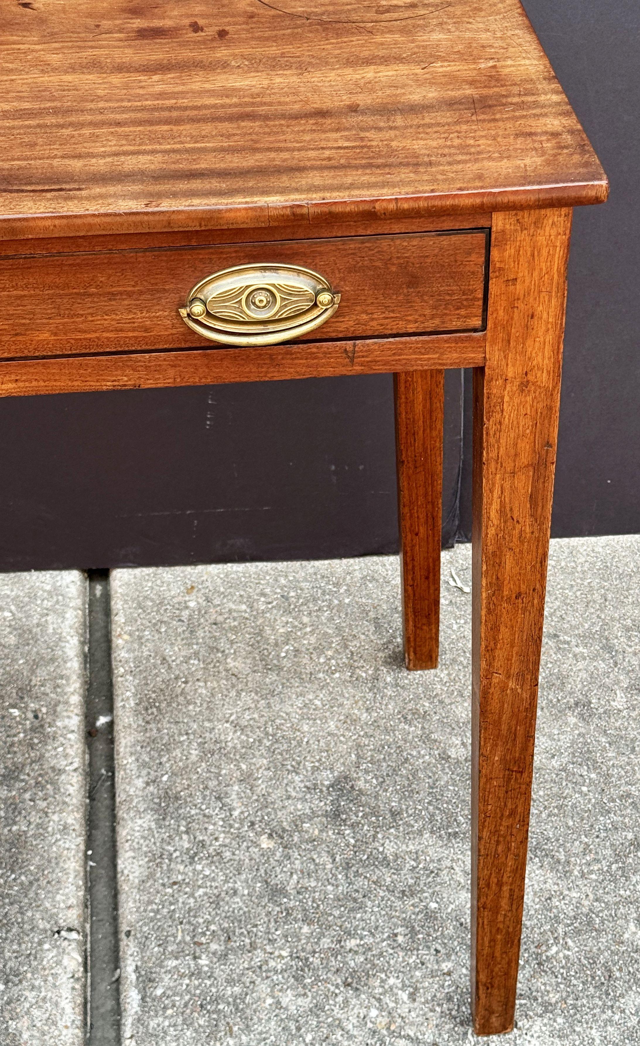 Métal Table d'appoint ou bureau anglais en acajou de la période géorgienne en vente