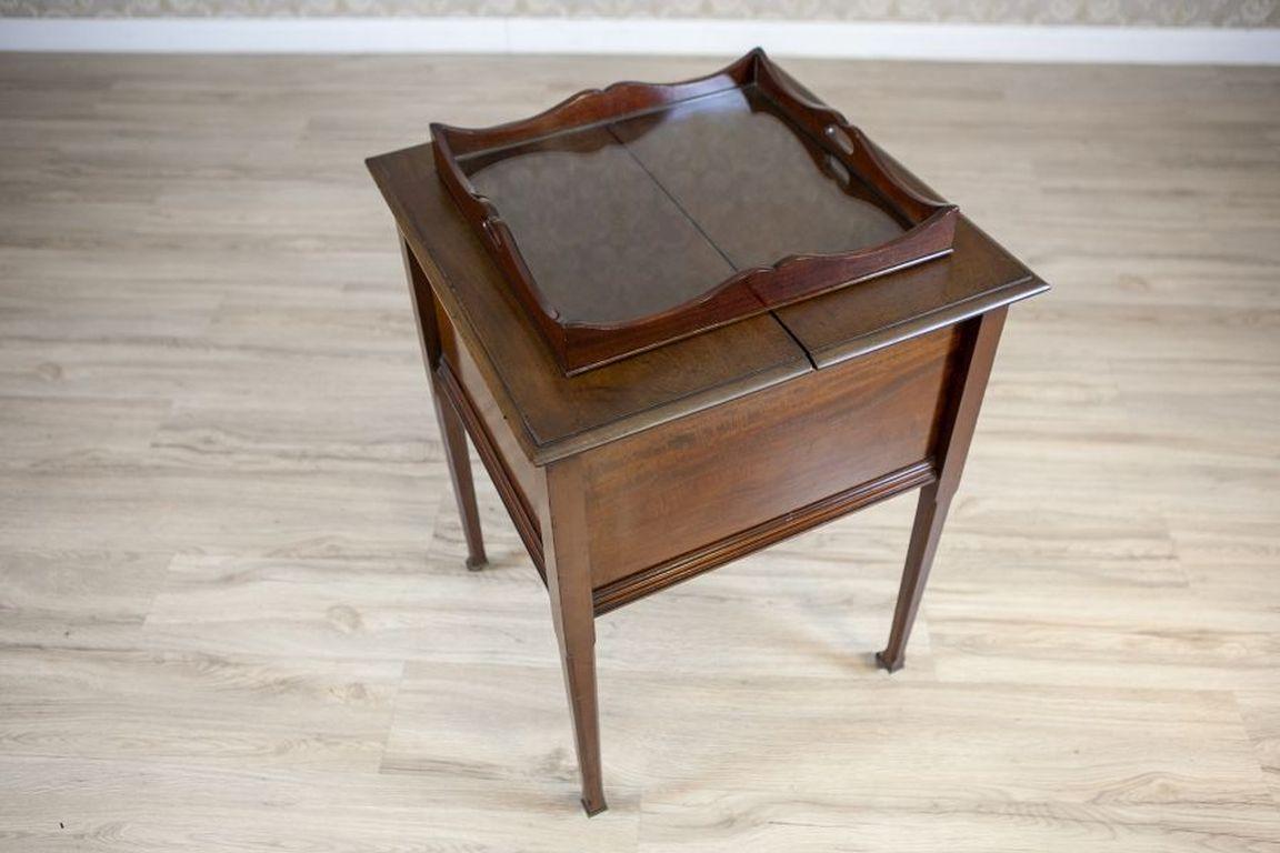 English Mahogany Side Table / Bar With Hidden Tray Circa 1880

English-style table / bar in the form of a chest on high legs ending with casters. Furniture with a mechanism allowing the tray to be hidden and pulled out. The mechanism is activated by