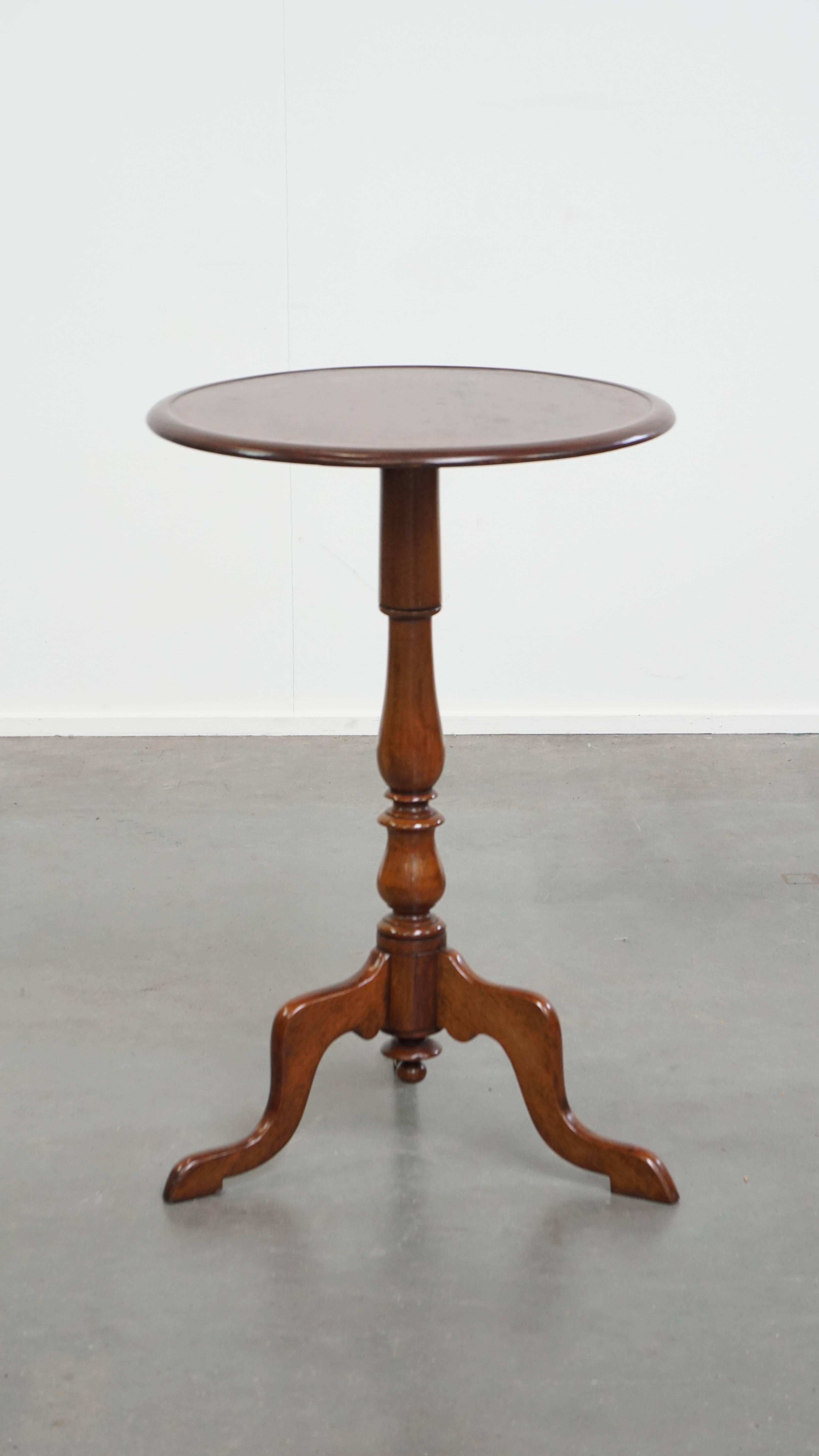 In offerta c'è questo antico tavolino da salotto o da vino inglese della fine del XIX secolo, caratterizzato da un piano in un unico pezzo. Questo elegante tavolo rotondo con piano inclinabile è caratterizzato da una ricca patina e da un design