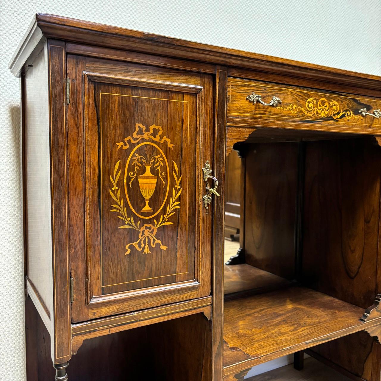 ✓ Finition spéciale du grain
Poignées en laiton d'origine
✓ Dainty workmanship

Dimensions : L : 122cm H : 93cm P : 37cm

Article : Buffet ancien I Commode
Numéro d'article : 725
Provenance : Angleterre vers 1900 I+I Edwardian
MATERIAL : Bois de