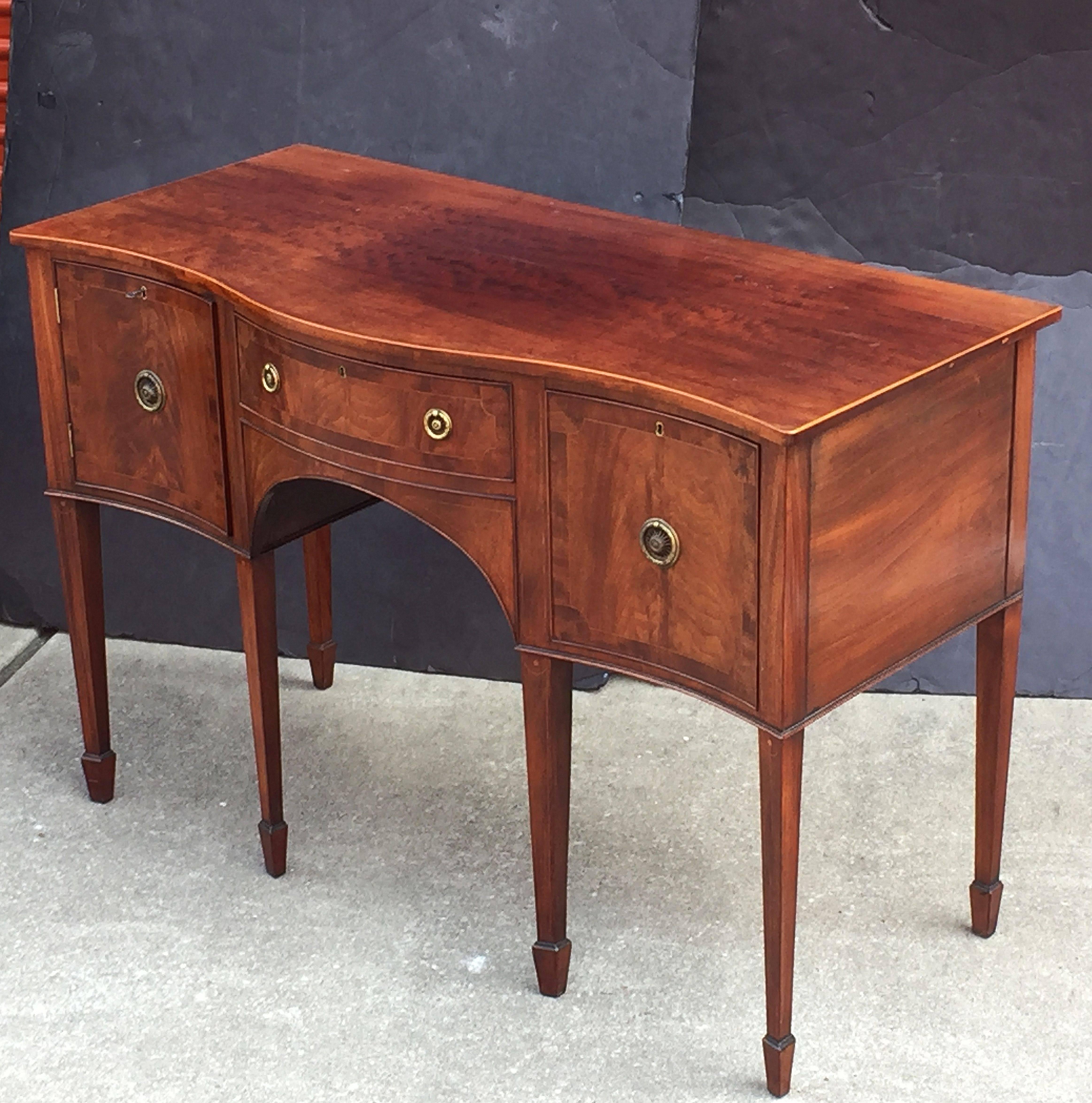 English Sideboard Console of Inlaid Flame Mahogany in the Sheraton Style In Good Condition In Austin, TX