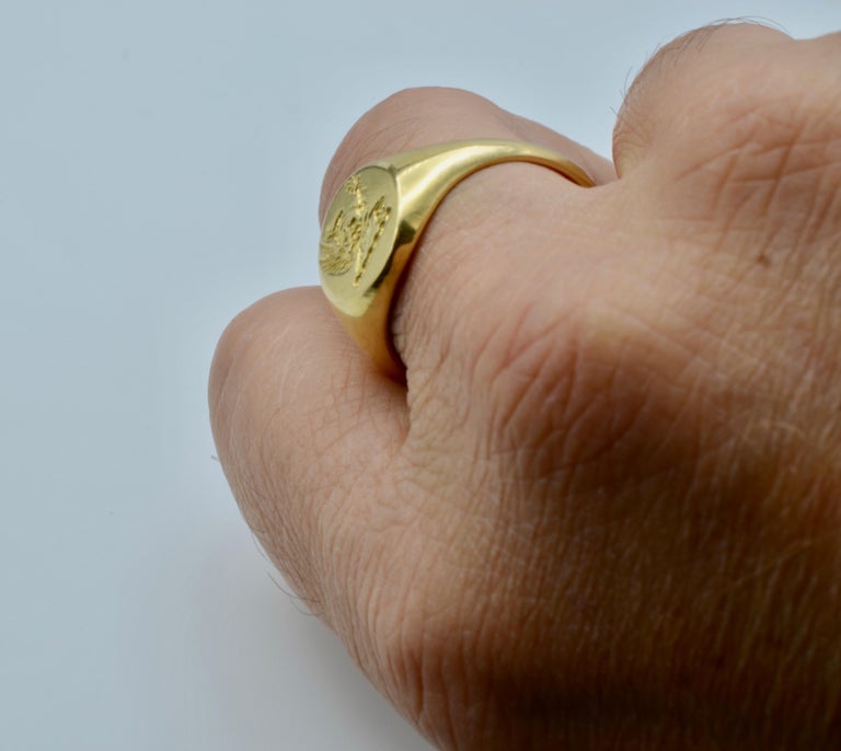 English Signet Ring London 18 Karat Yellow Gold Engraved and Stamped For  Sale at 1stDibs