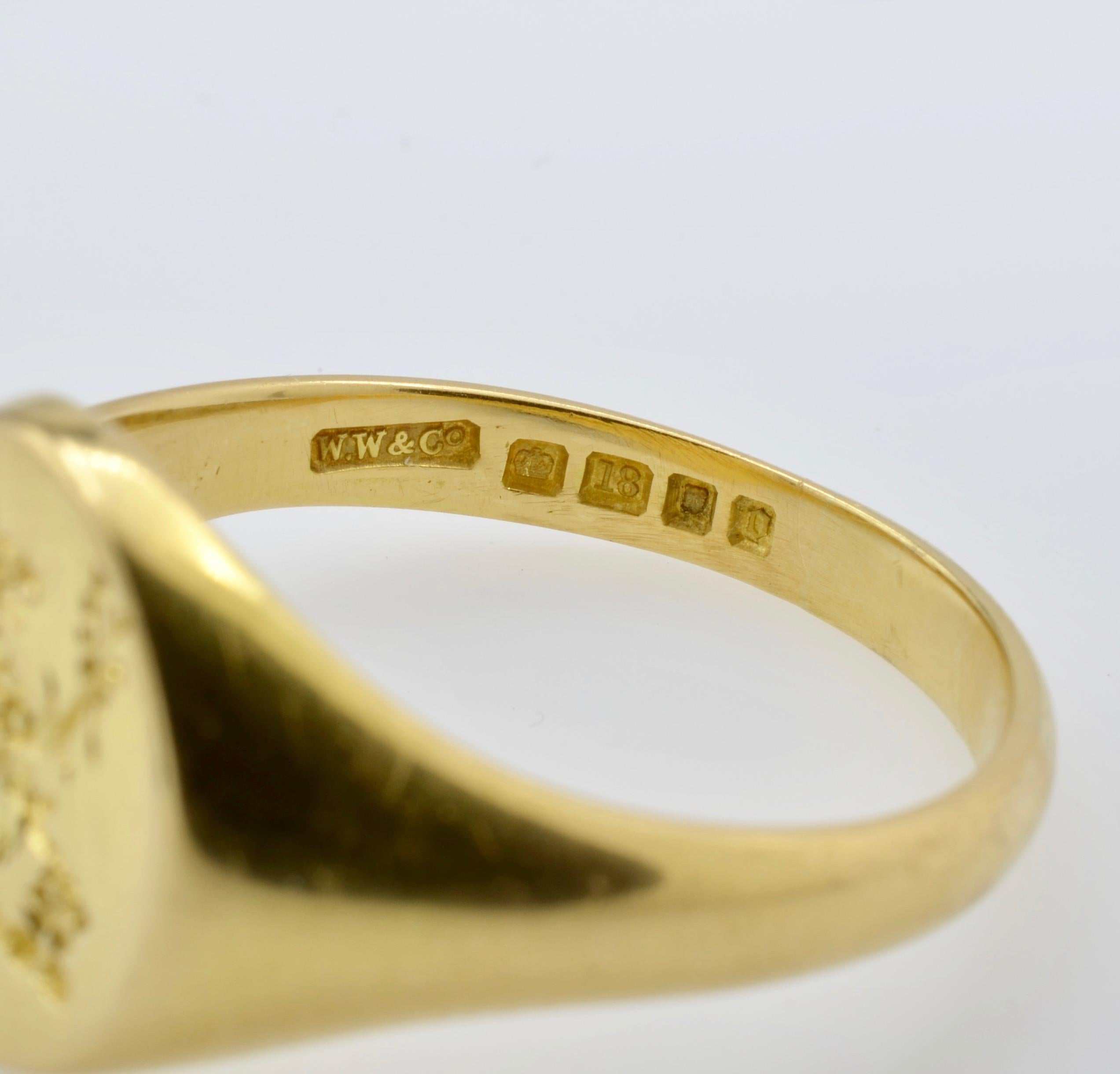 Bague sigillaire anglaise en or jaune 18 carats gravée et estampillée, Londres Pour hommes en vente