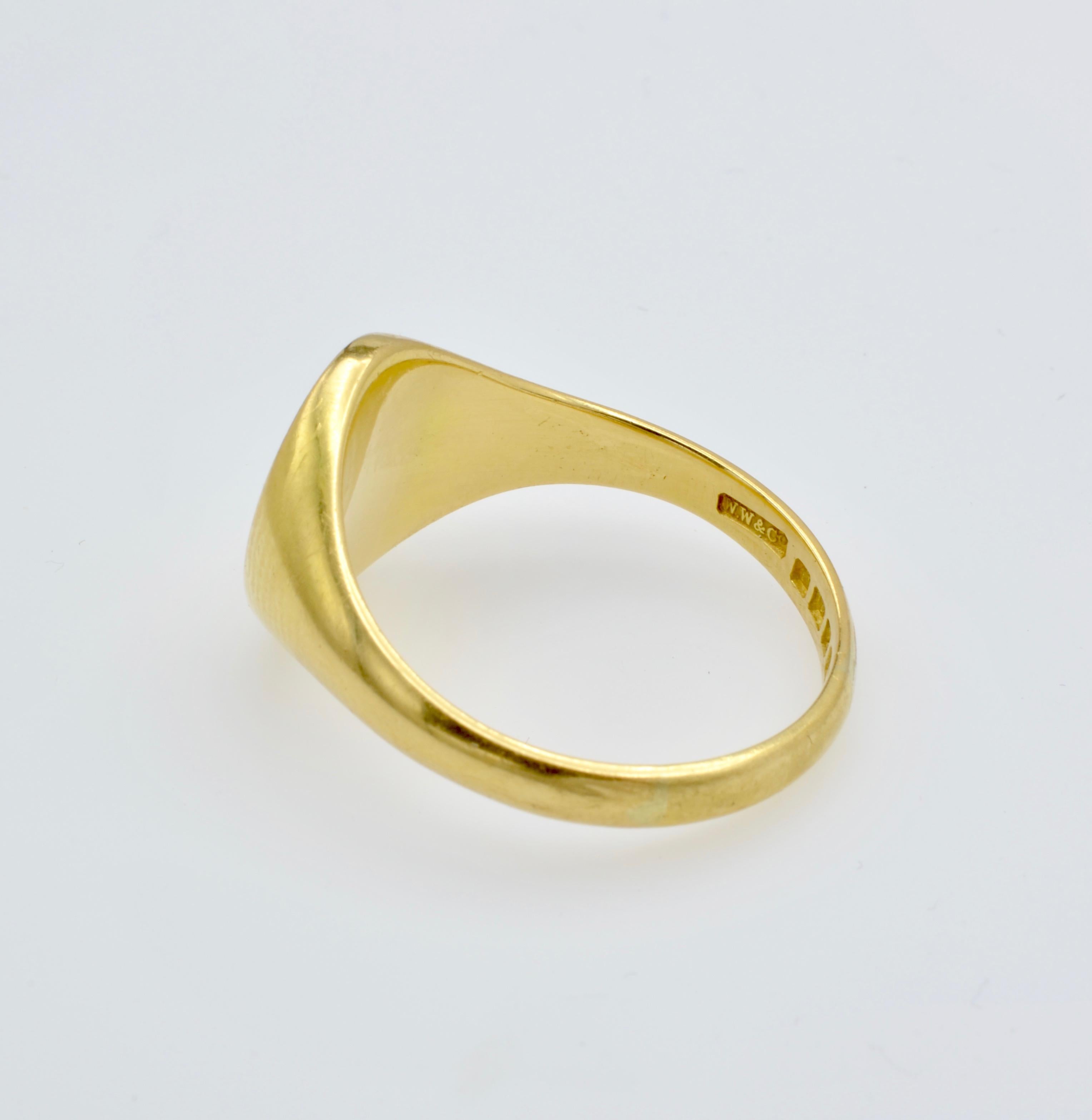 English Signet Ring London 18 Karat Yellow Gold Engraved and Stamped For Sale 1