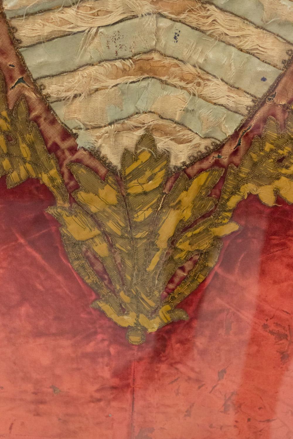 Englisches Wappen aus Seide und Gold gestickt im Zustand „Gut“ im Angebot in Queens, NY