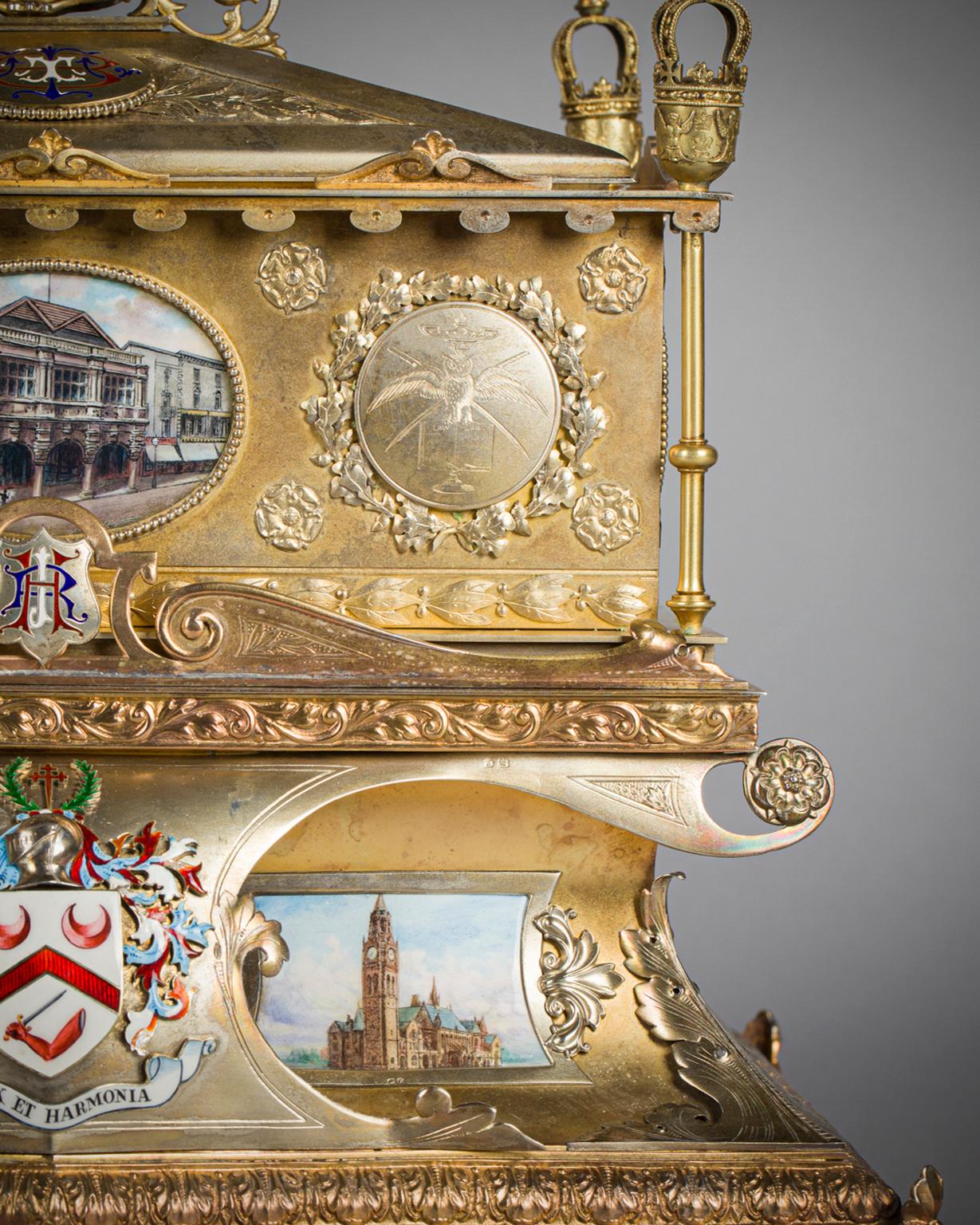 Fine XIX secolo Scrigno della libertà inglese a due piani in argento e smalto, datato 1899 in vendita