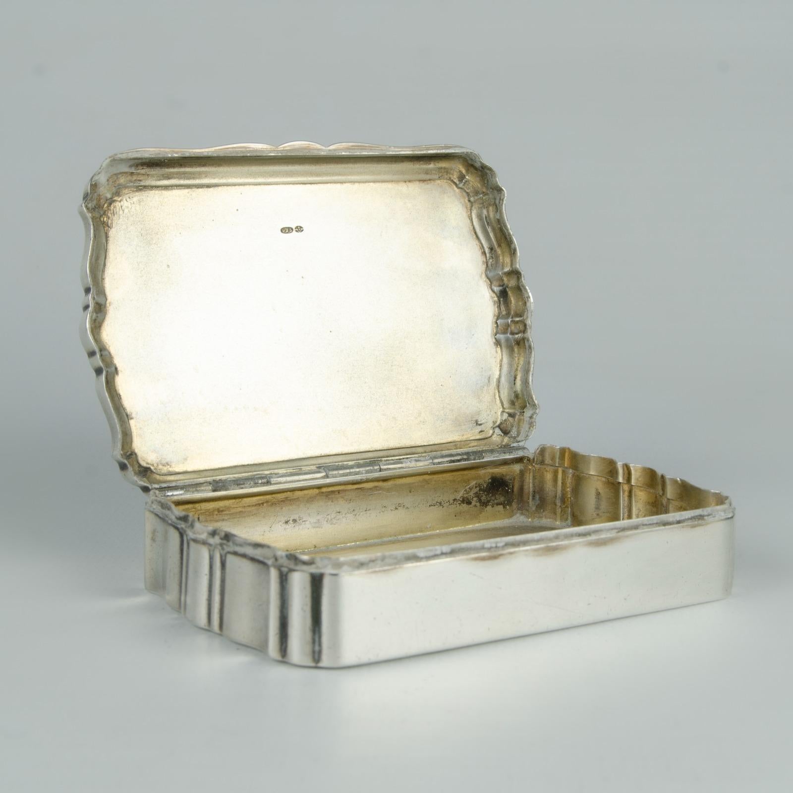 English silver  Art Deco tobacco box with oriental drawing signed by the artist In Good Condition For Sale In Autonomous City Buenos Aires, CABA