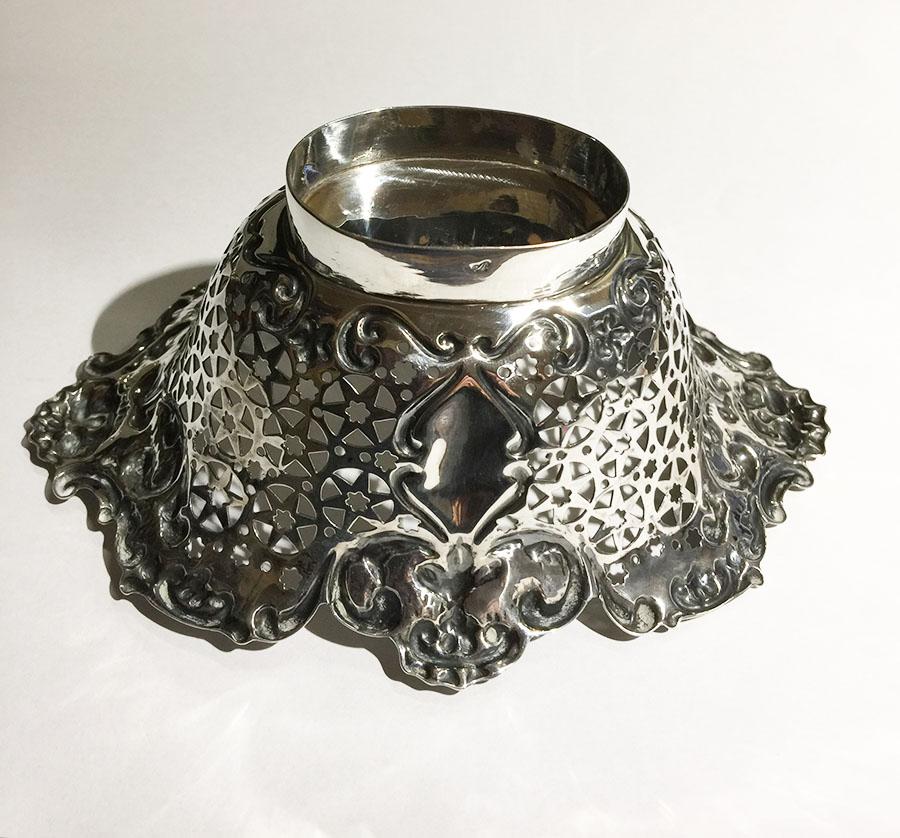 English silver basket by Henry Moreton, 1900-1920

An oval silver basket with openwork body of stars in circle and foliate rim

English Hall marks,
Lion 
Master sign of Henry Moreton
And a Dutch tax stamp (letter V)

The measurements are: