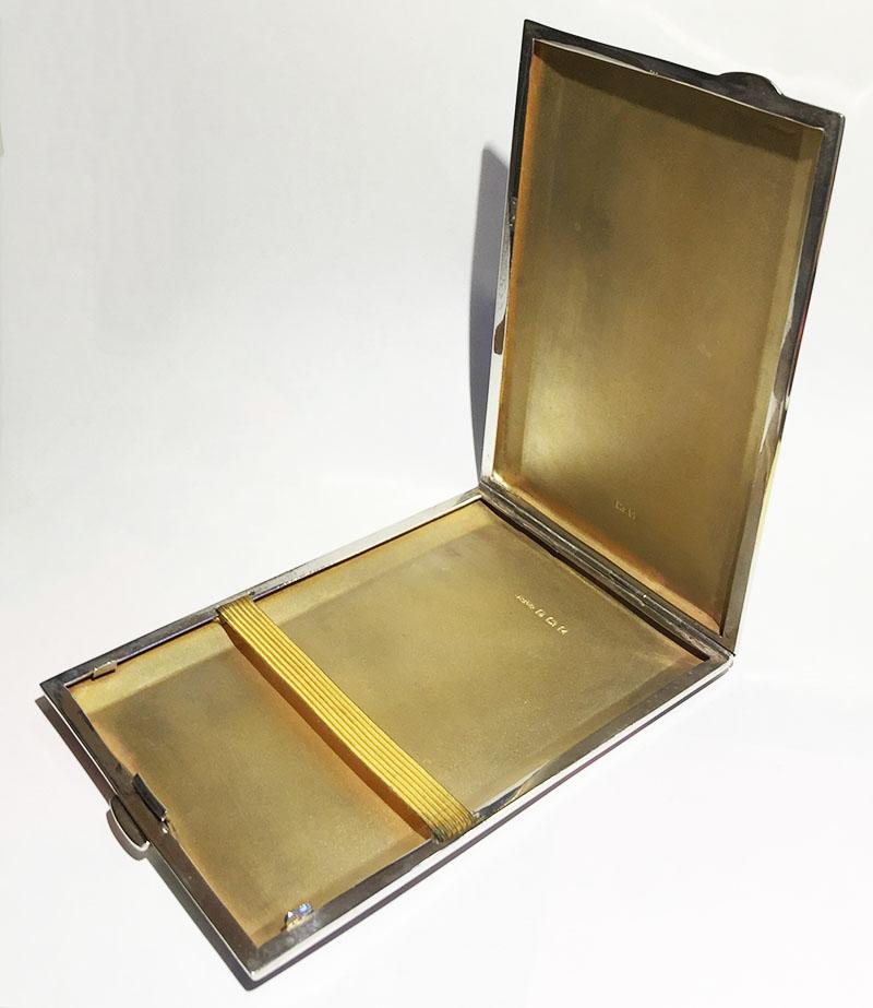 English silver cigars case by Joseph Gloster Ltd, Birmingham, 1949

Silver cigars case with gilded interior 
For small thin and long cigars, approximate 1 cm diagonal fits

Hall marked by the Silver smith Joseph Gloster Ltd, in the period used