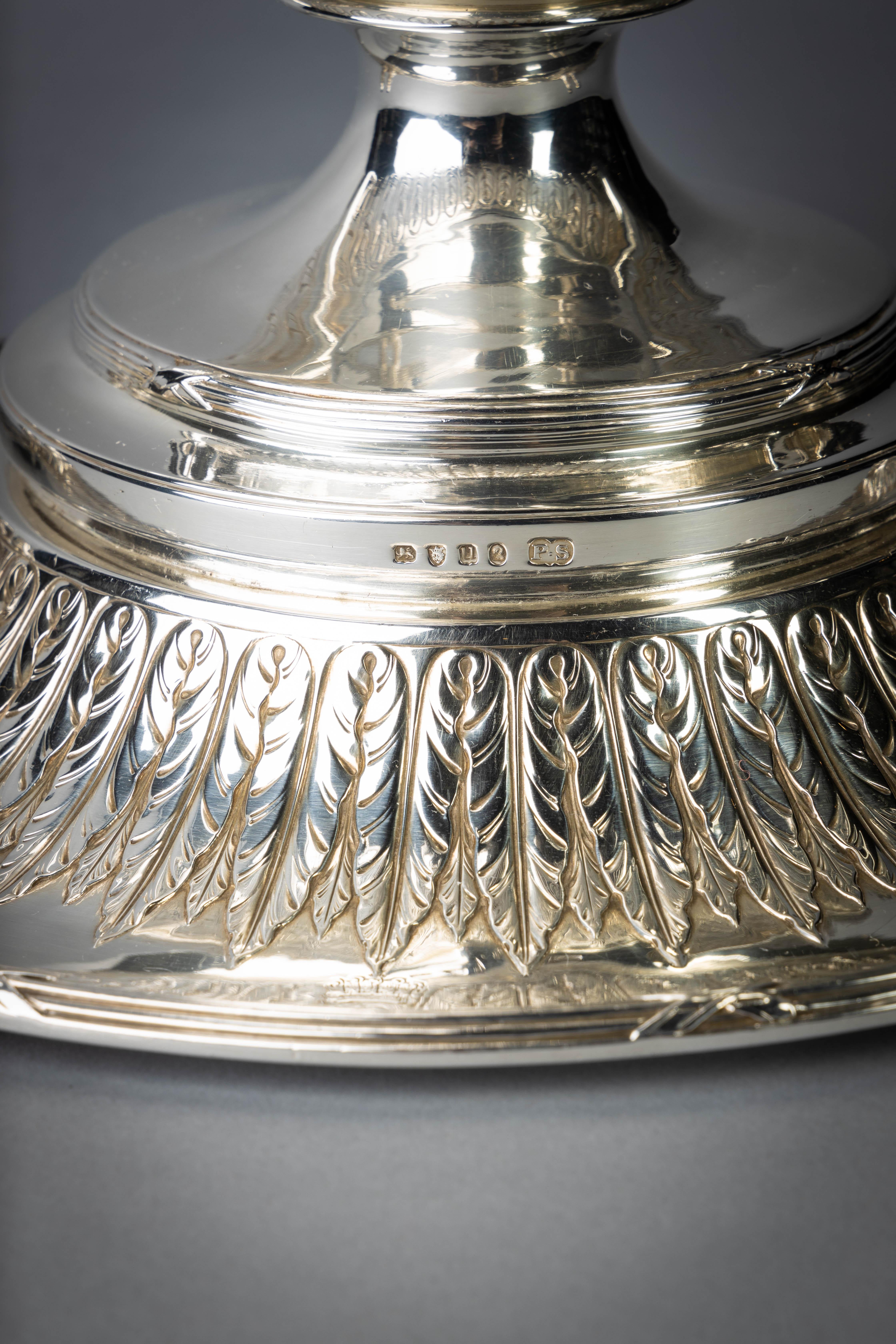 English Silver Covered Soup Tureen on Stand In Good Condition For Sale In New York, NY