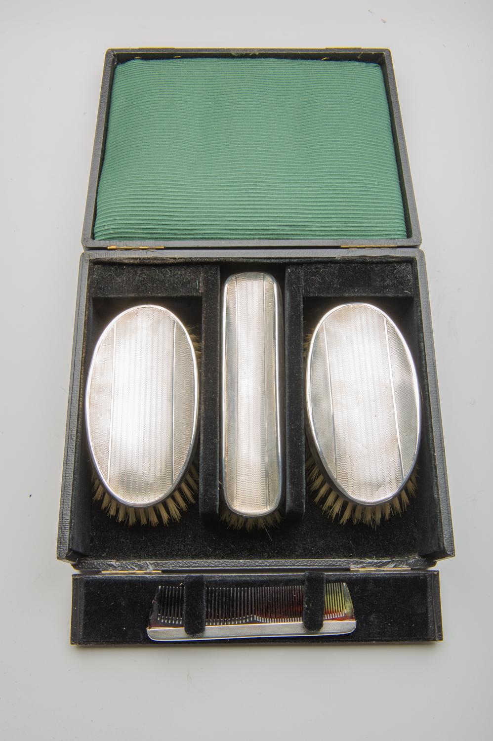 English brushes set for an elegant person, man or woman, in its original case. Marked Birmingham 1929.
An idea for a special gift.
reference: A/2950.


 