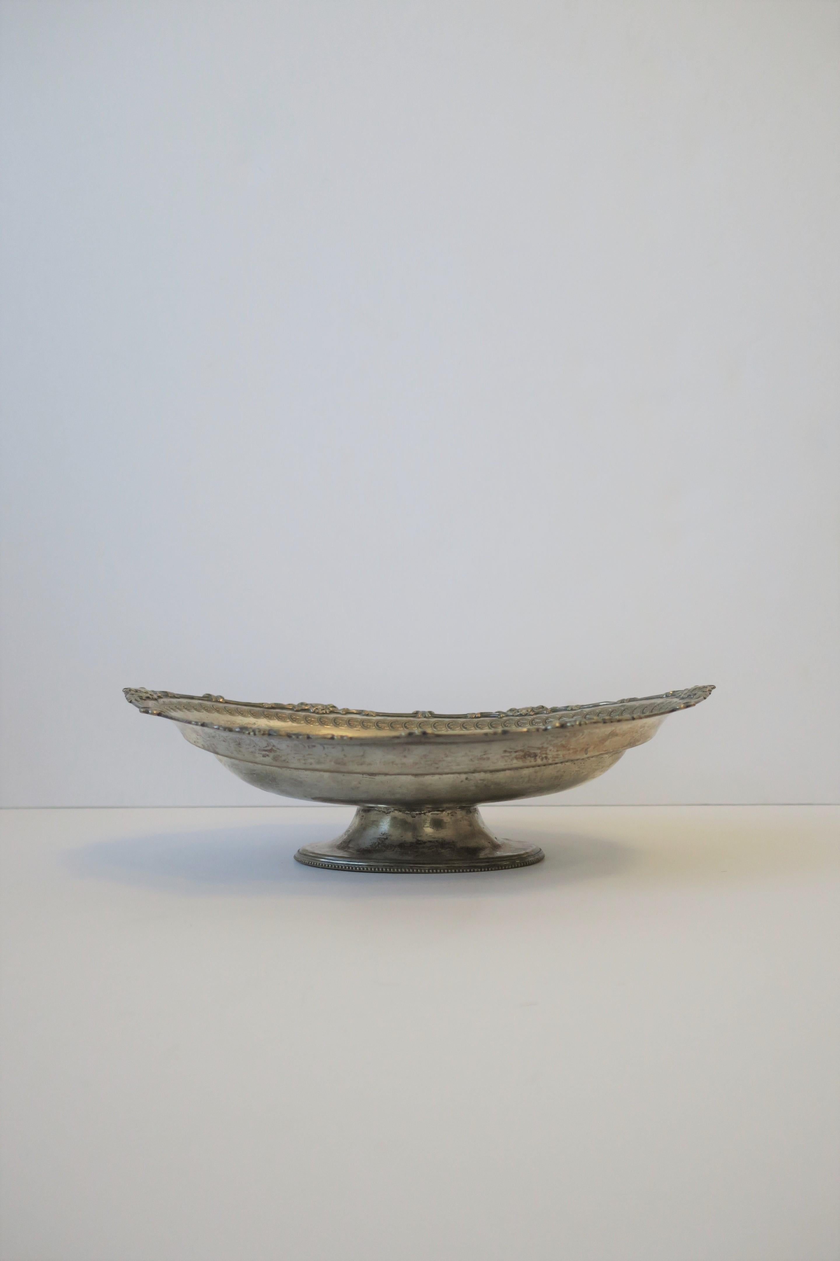 An early 20th century English sterling silver plate oval compote dish or footed bowl with decorative leaf and male bust design, England. 

Piece is a nice size measuring: 3.5