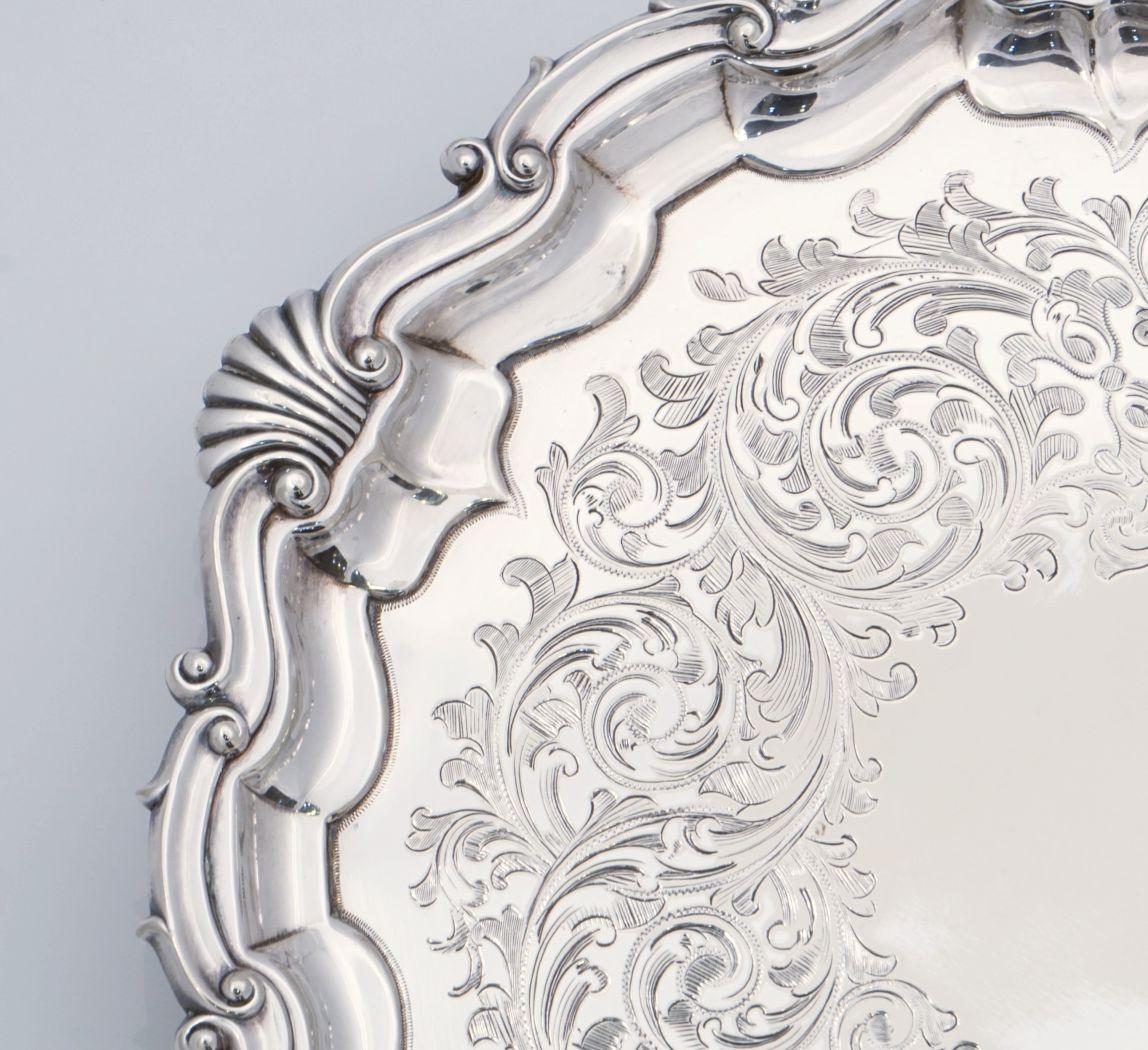 Bandeja o salvilla con pie de plata inglesa con motivo de concha marina Chippendale en venta