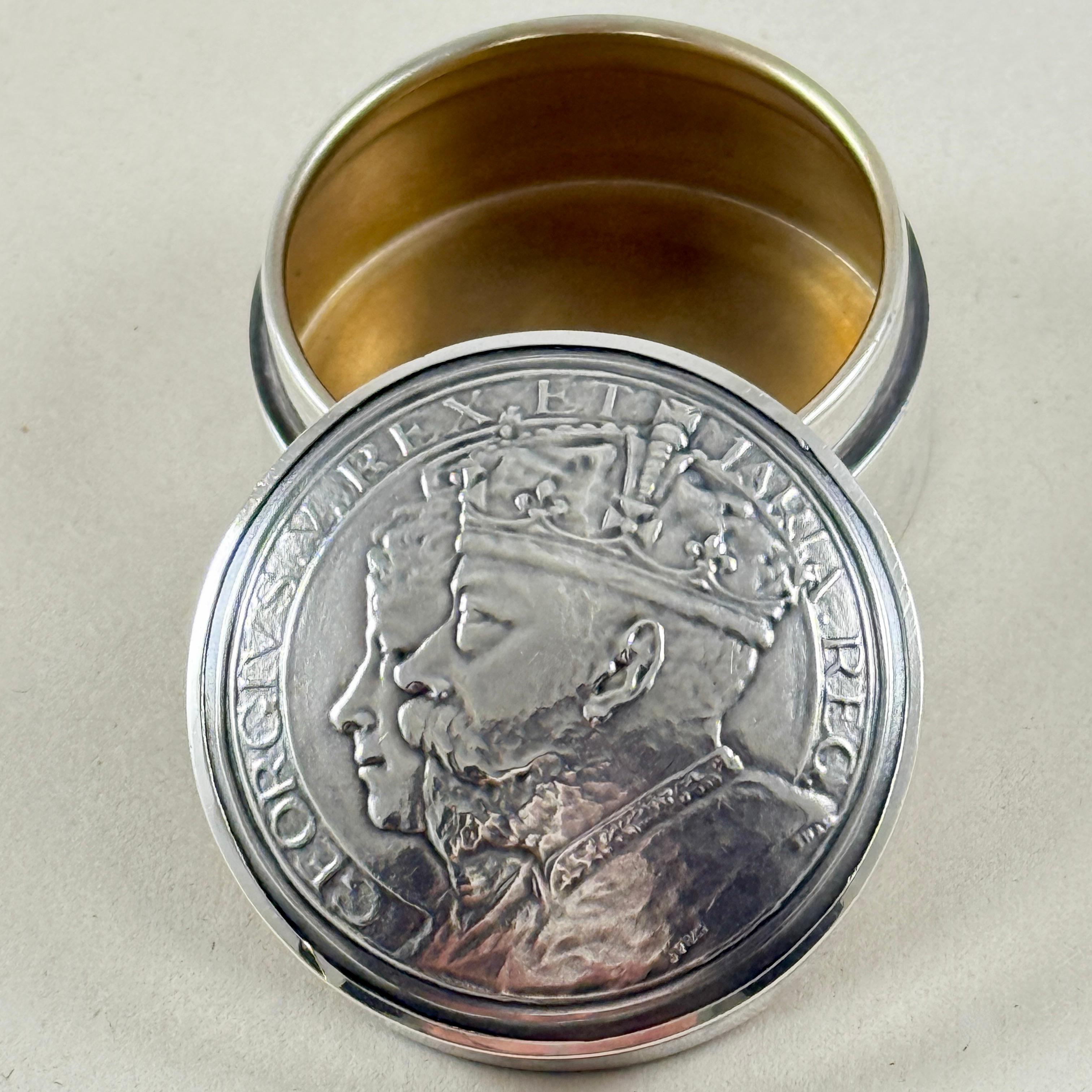 Pastillero de plata, fabricado para conmemorar la coronación de Jorge V, por James Fenton, Birmingham, Inglaterra, fechado en 1910.

La caja de tapa redonda muestra las cabezas del rey Jorge V y la reina María.
Jorge V se convirtió en rey en 1910.