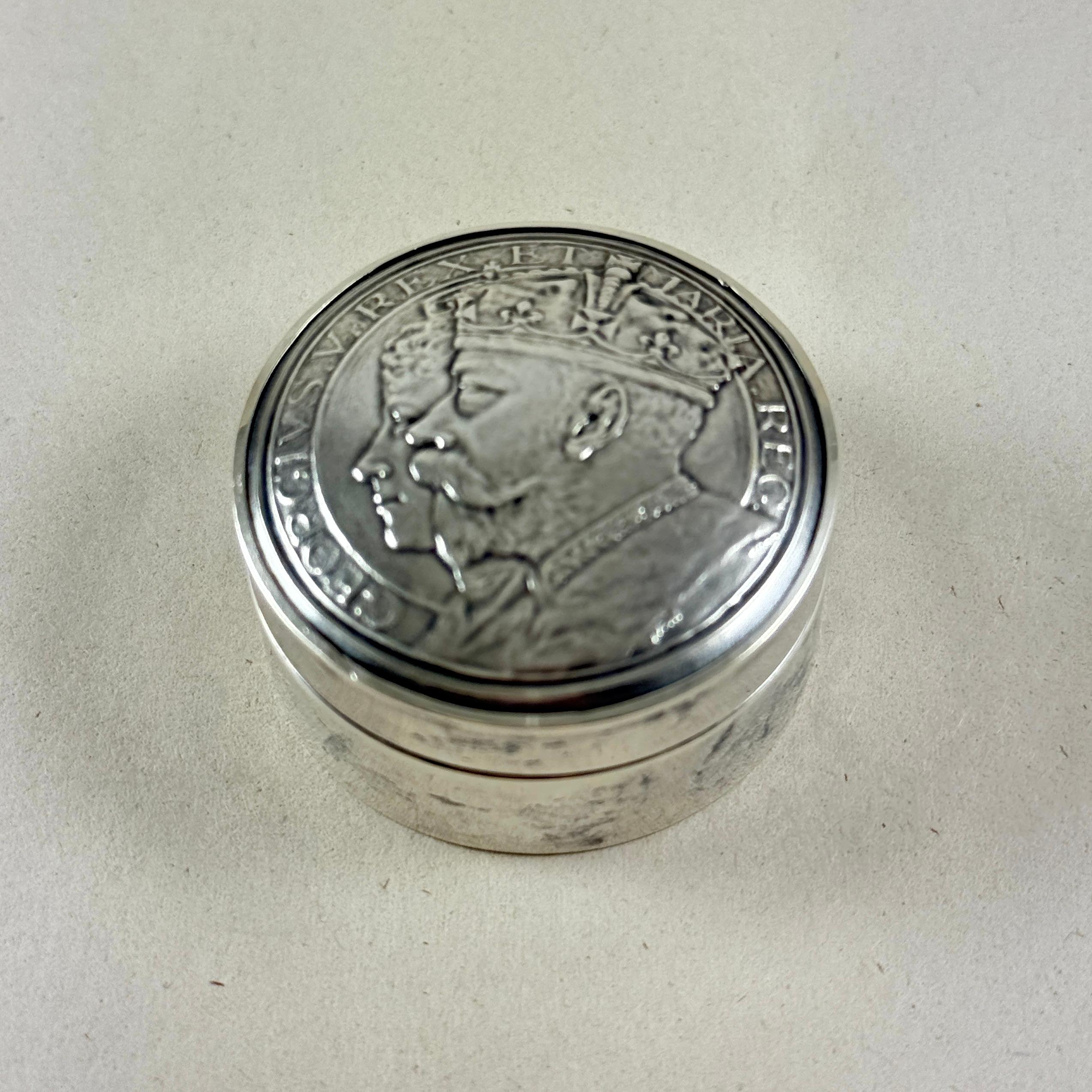 Pastillero de la Coronación de la Reina María Jorge V de plata inglesa, 1910 Georgiano en venta