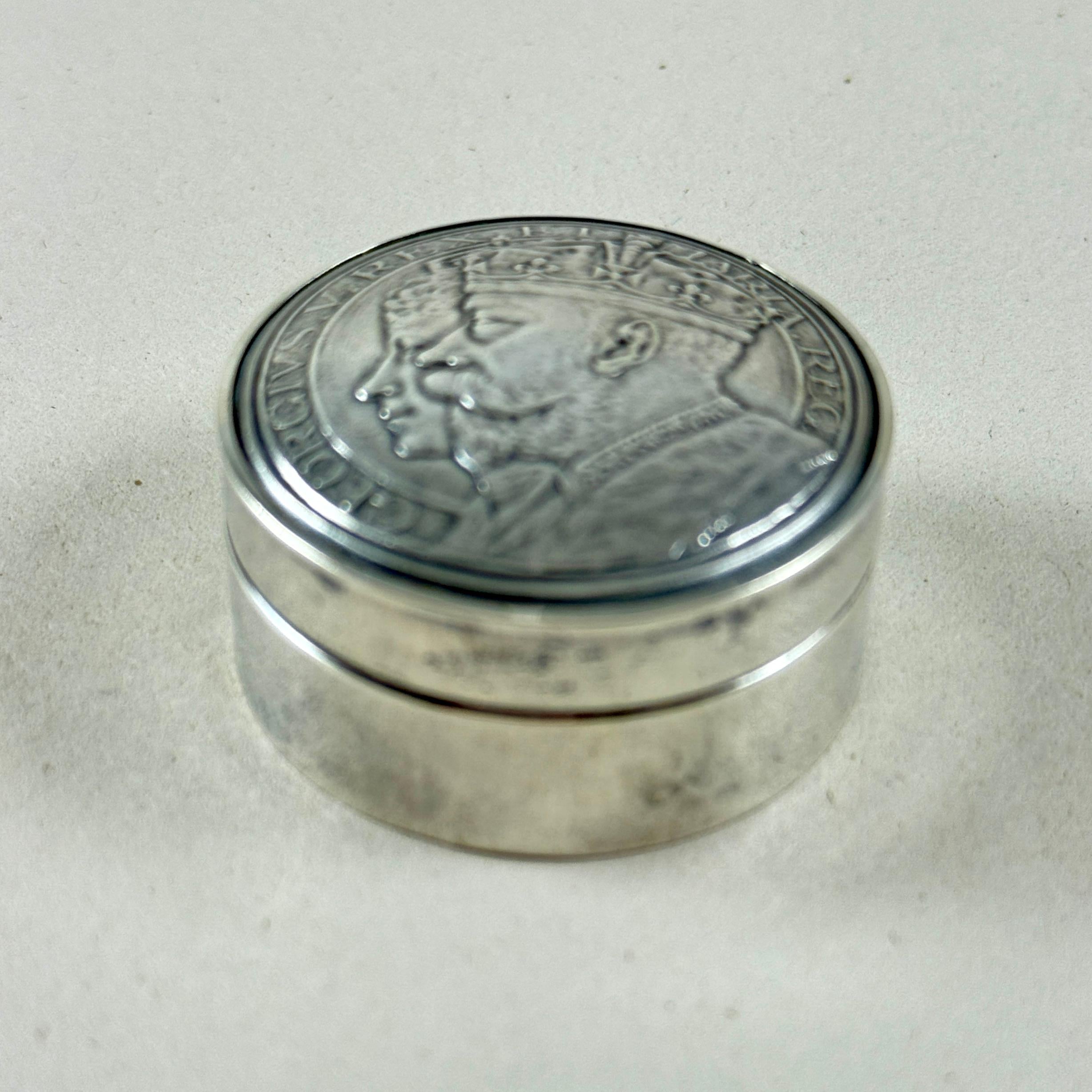 Pastillero de la Coronación de la Reina María Jorge V de plata inglesa, 1910 Inglés en venta