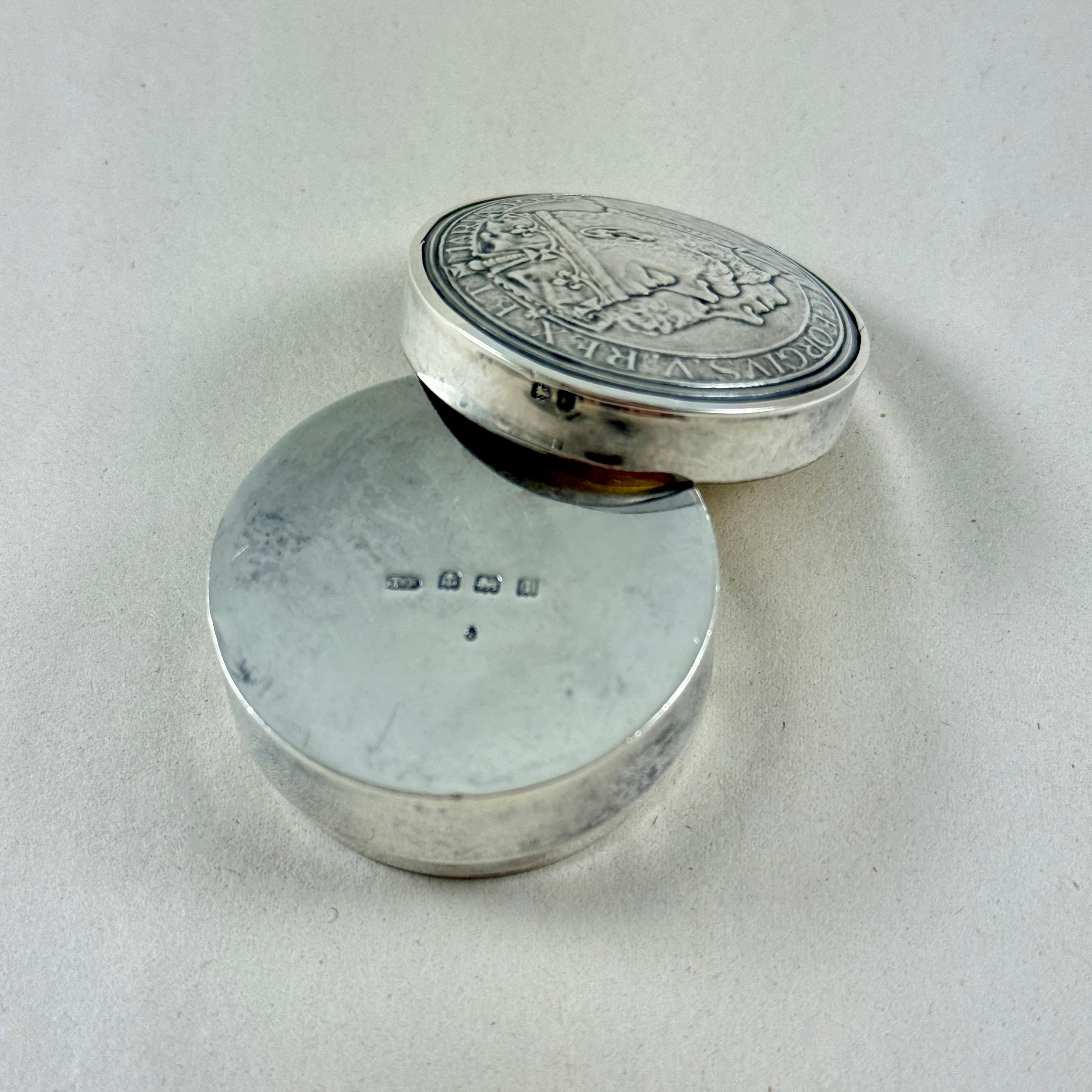 Pastillero de la Coronación de la Reina María Jorge V de plata inglesa, 1910 siglo XX en venta